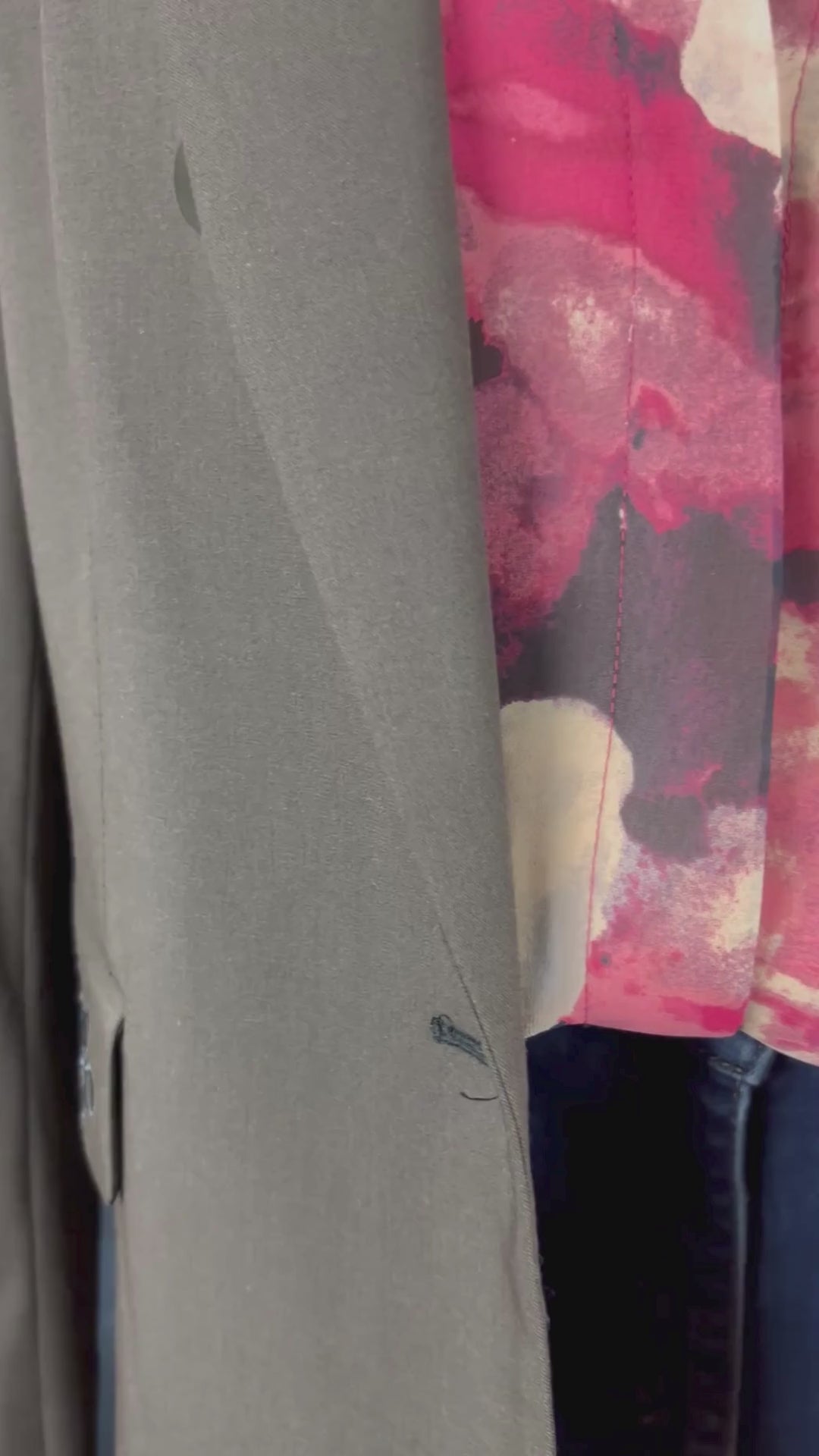Blazer brun foncé lavable avec détail de broderie sur les rabats de poches, Tristan, taille 16. Vue de la vidéo qui présente tous les détails du blazer.