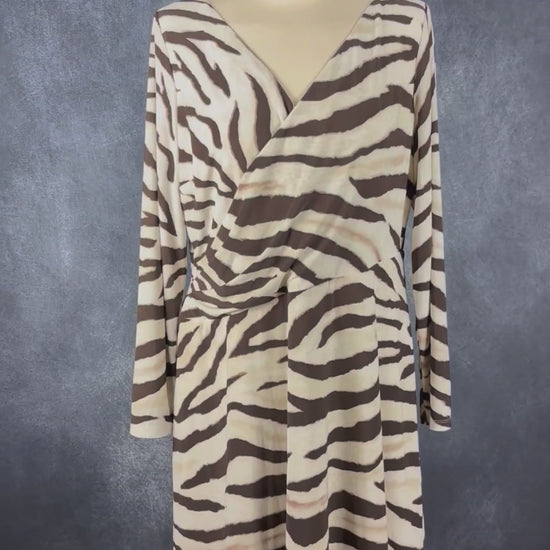 Robe zébrée fluide à encolure croisée Lauren Ralph Lauren, taille 16. Vue de la vidéo qui présente tous les détails de la robe.