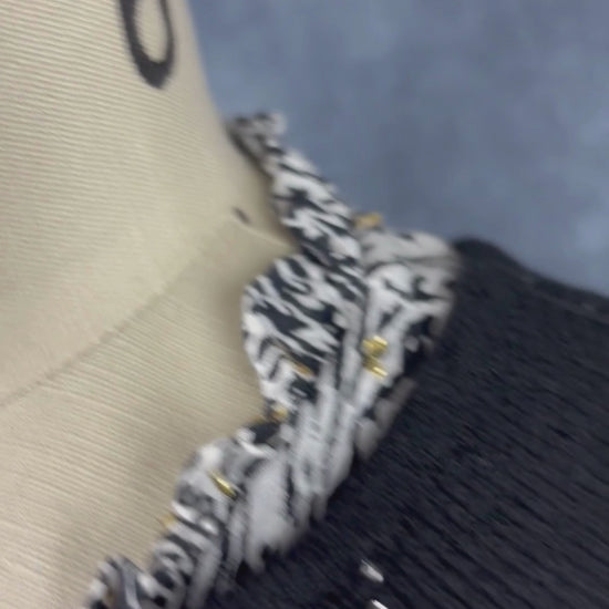 Robe légère et festive à motif noir et doré Suncoo, taille 1 (small). Vue de la vidéo qui présente tous les détails de la robe.