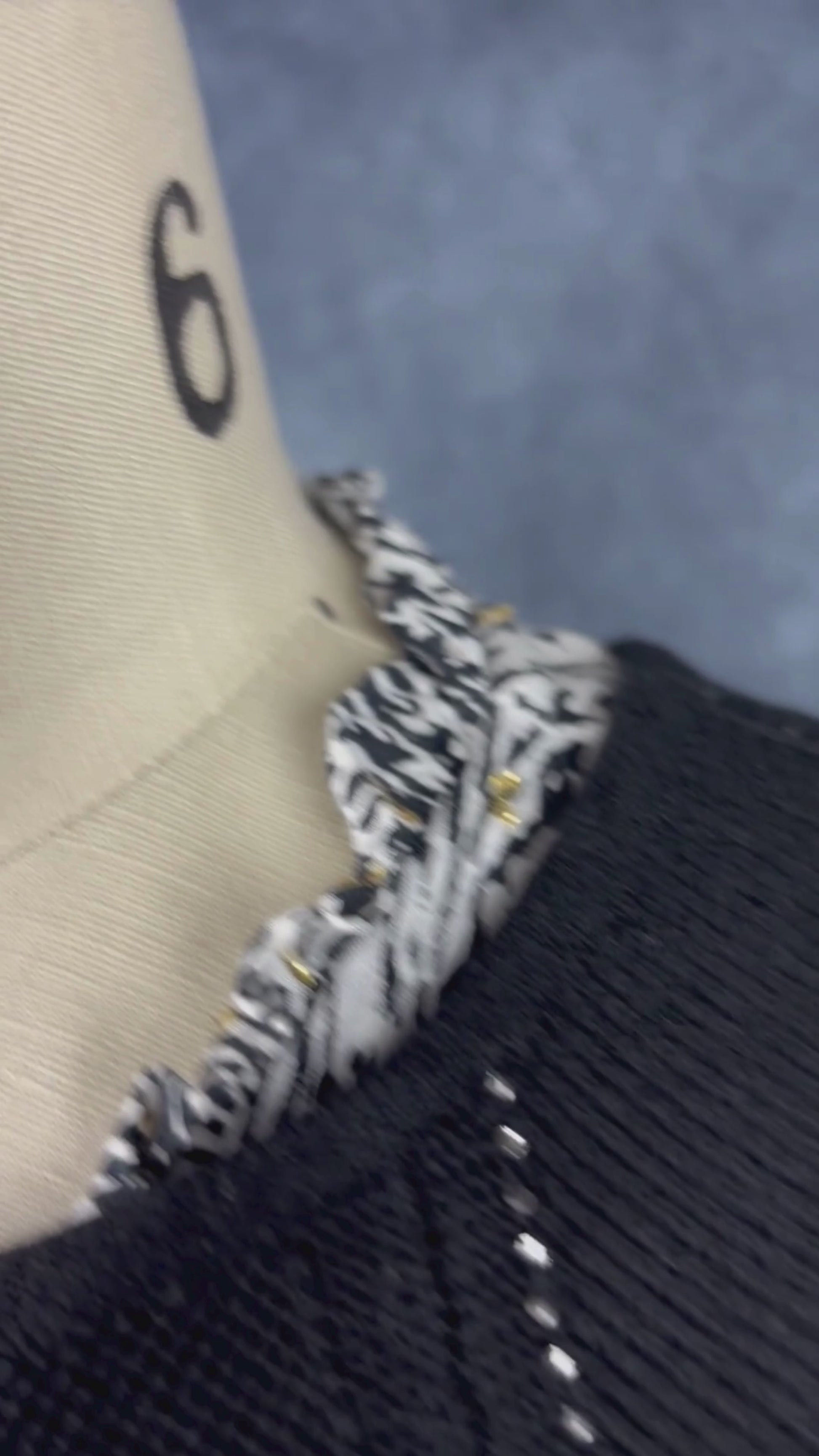 Robe légère et festive à motif noir et doré Suncoo, taille 1 (small). Vue de la vidéo qui présente tous les détails de la robe.