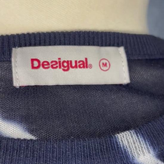 Chandail bleu et blanc en fin tricot tie dye avec brillants à l'épaule Desigual, taille medium. Vue de la vidéo qui présente tous les détails du chandail.