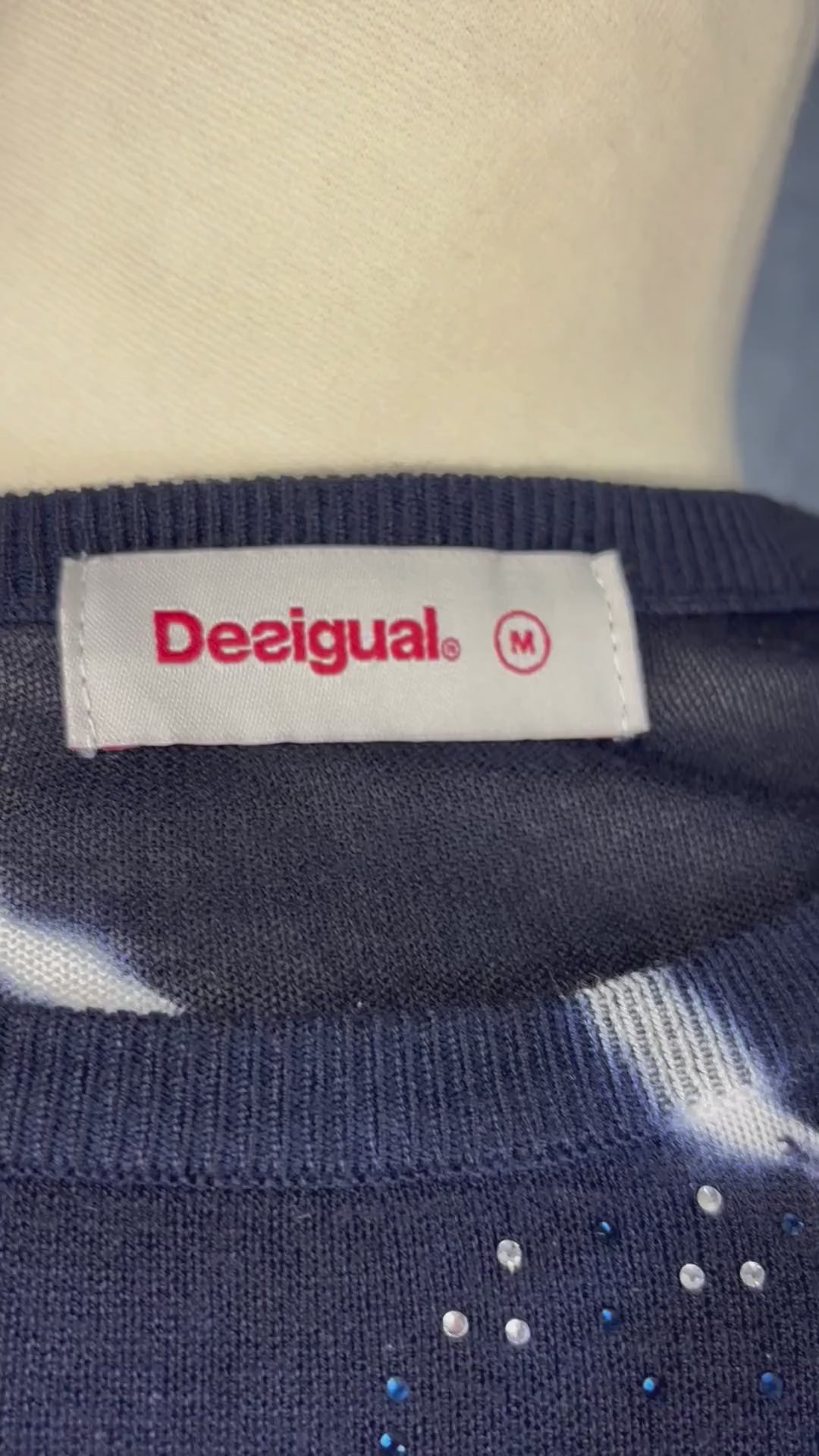 Chandail bleu et blanc en fin tricot tie dye avec brillants à l'épaule Desigual, taille medium. Vue de la vidéo qui présente tous les détails du chandail.
