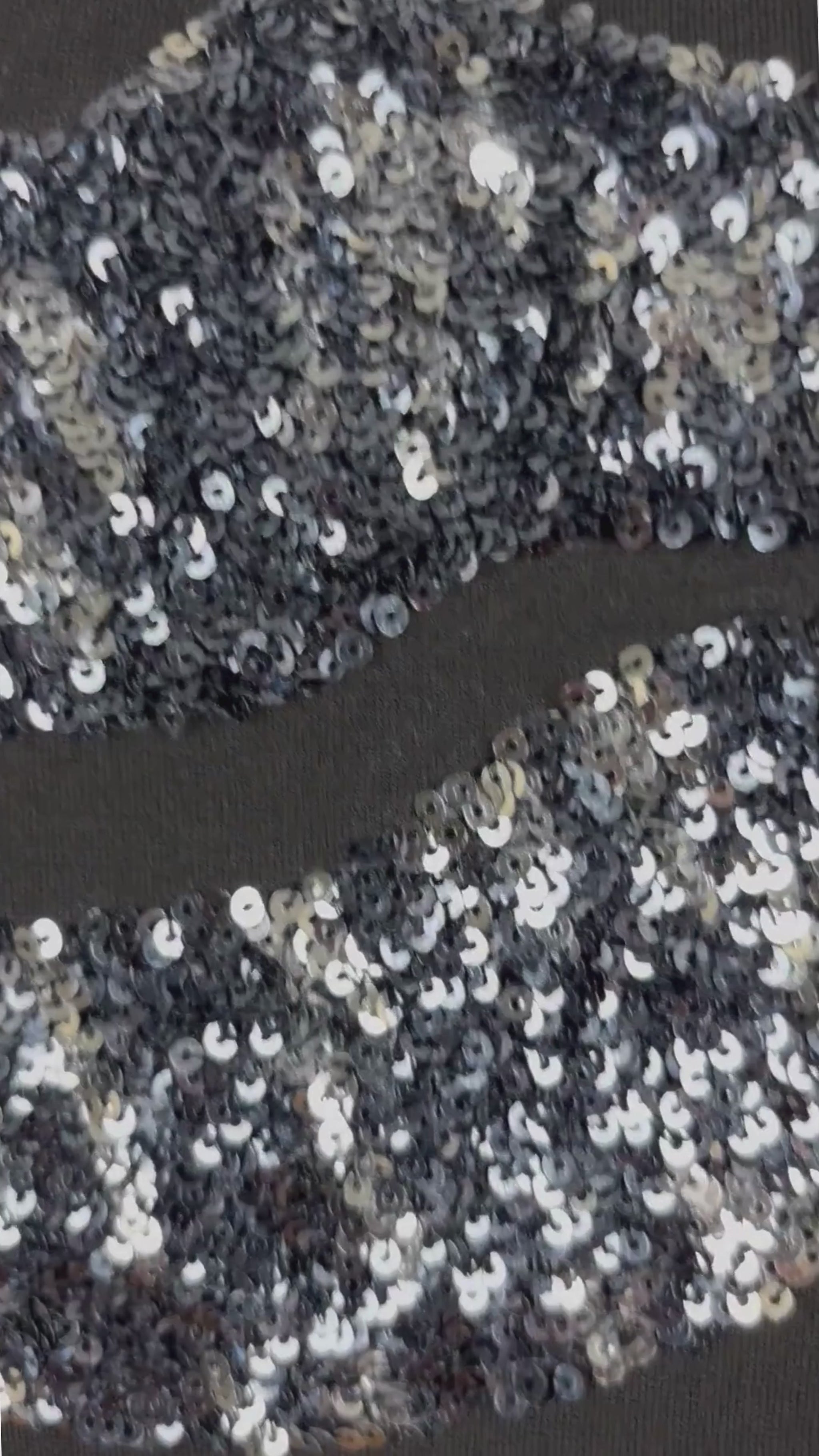 T-shirt noir avec lèvres en sequins au centre, InWear, taille small. Vue de la vidéo qui présente tous les détails du t-shirt.