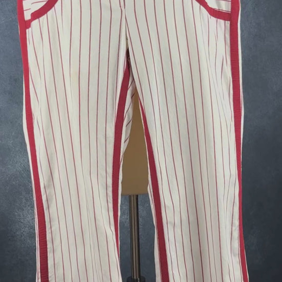 Pantalon crème à rayures rouges Andy The Anh Pow, taille 12. Vue de la vidéo qui présente tous les détails du pantalon.