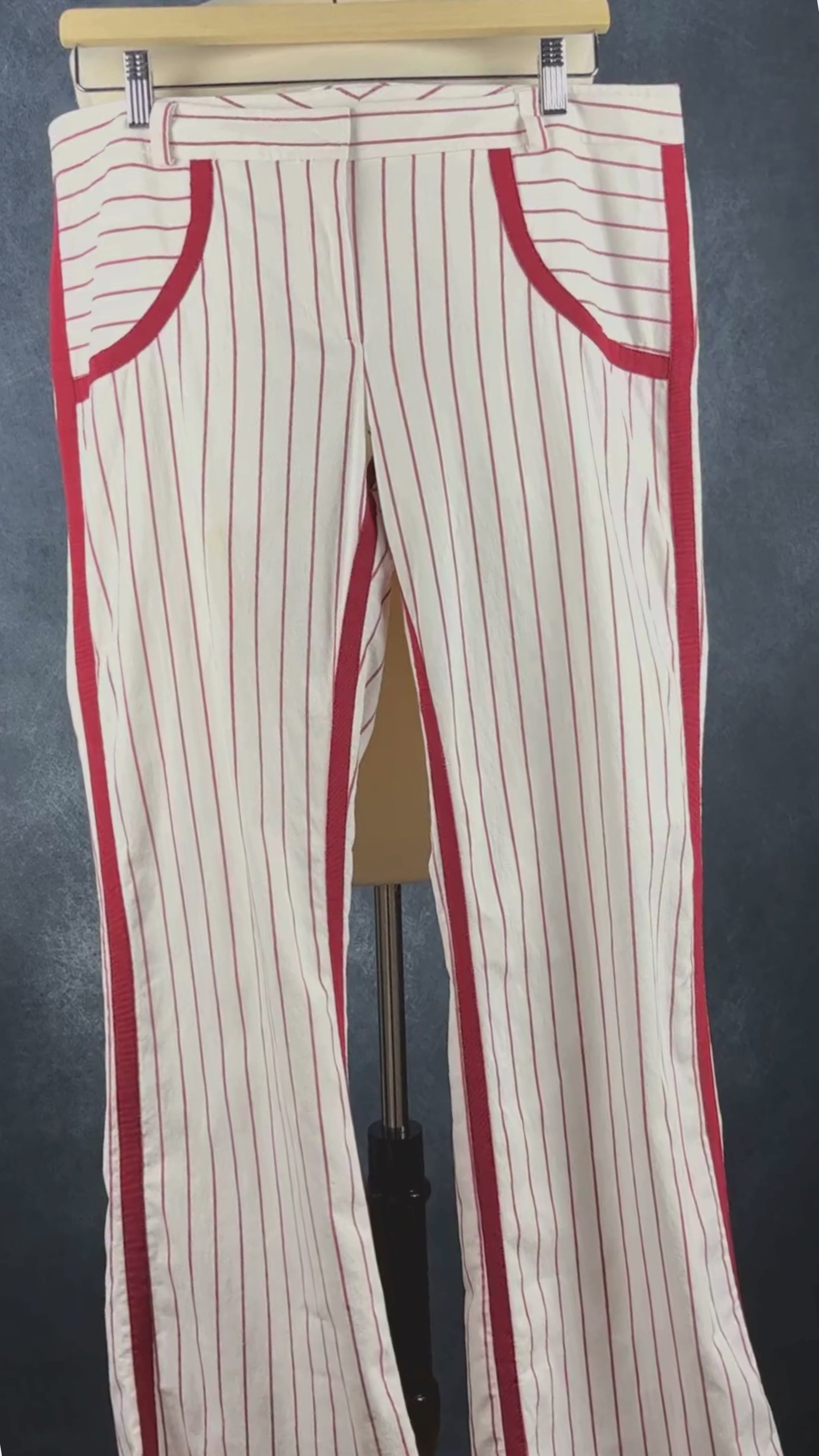 Pantalon crème à rayures rouges Andy The Anh Pow, taille 12. Vue de la vidéo qui présente tous les détails du pantalon.