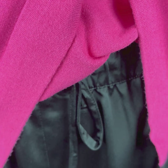 Pantalon satiné noir à jambes larges Calvin Klein, taille large. Vue de la vidéo qui présente tous les détails du pantalon.