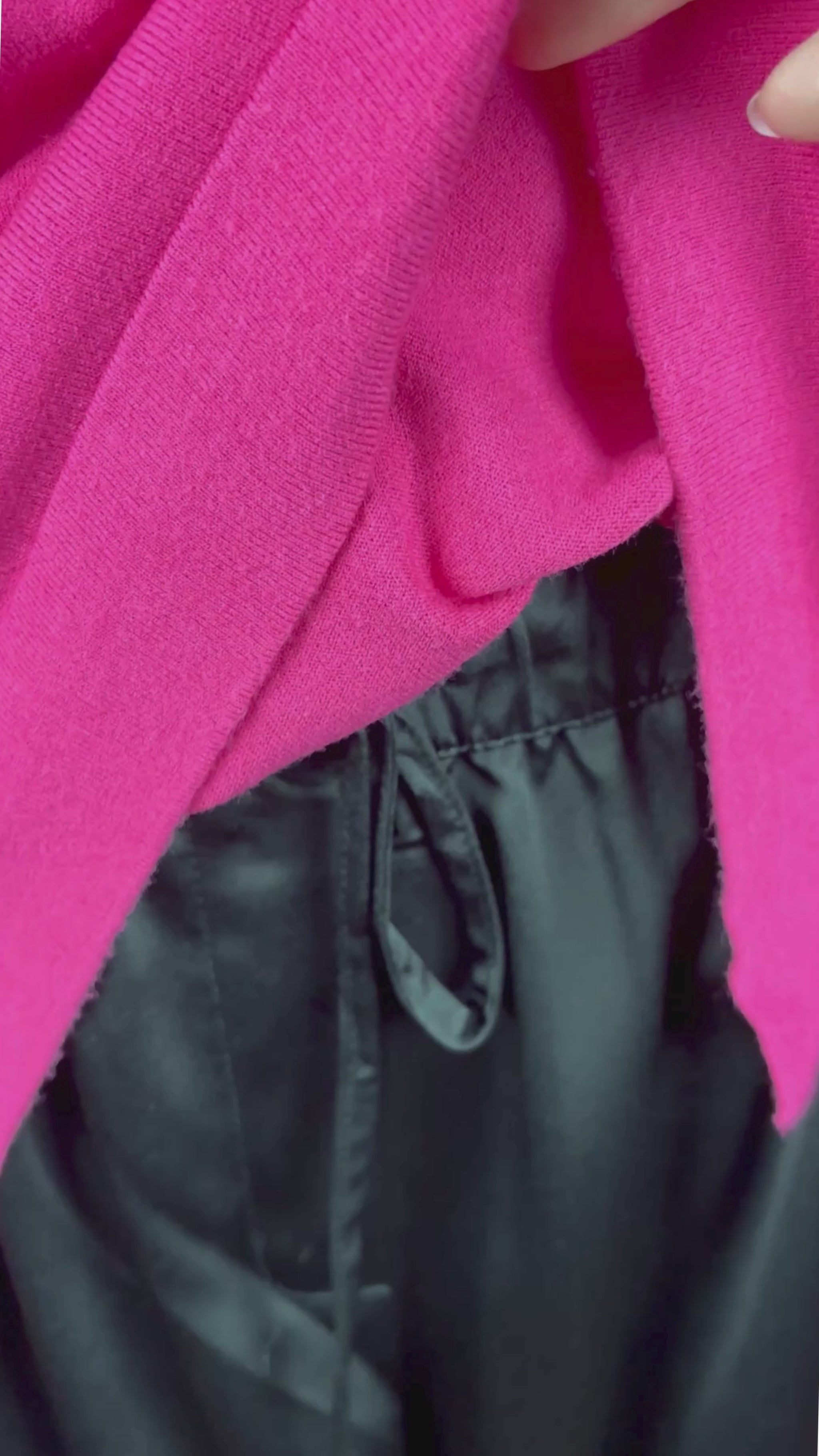 Pantalon satiné noir à jambes larges Calvin Klein, taille large. Vue de la vidéo qui présente tous les détails du pantalon.