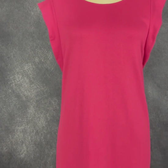 Robe droite rose framboise Massimo Dutti, taille medium (fait plus small). Vue de la vidéo qui présente tous les détails de la robe.