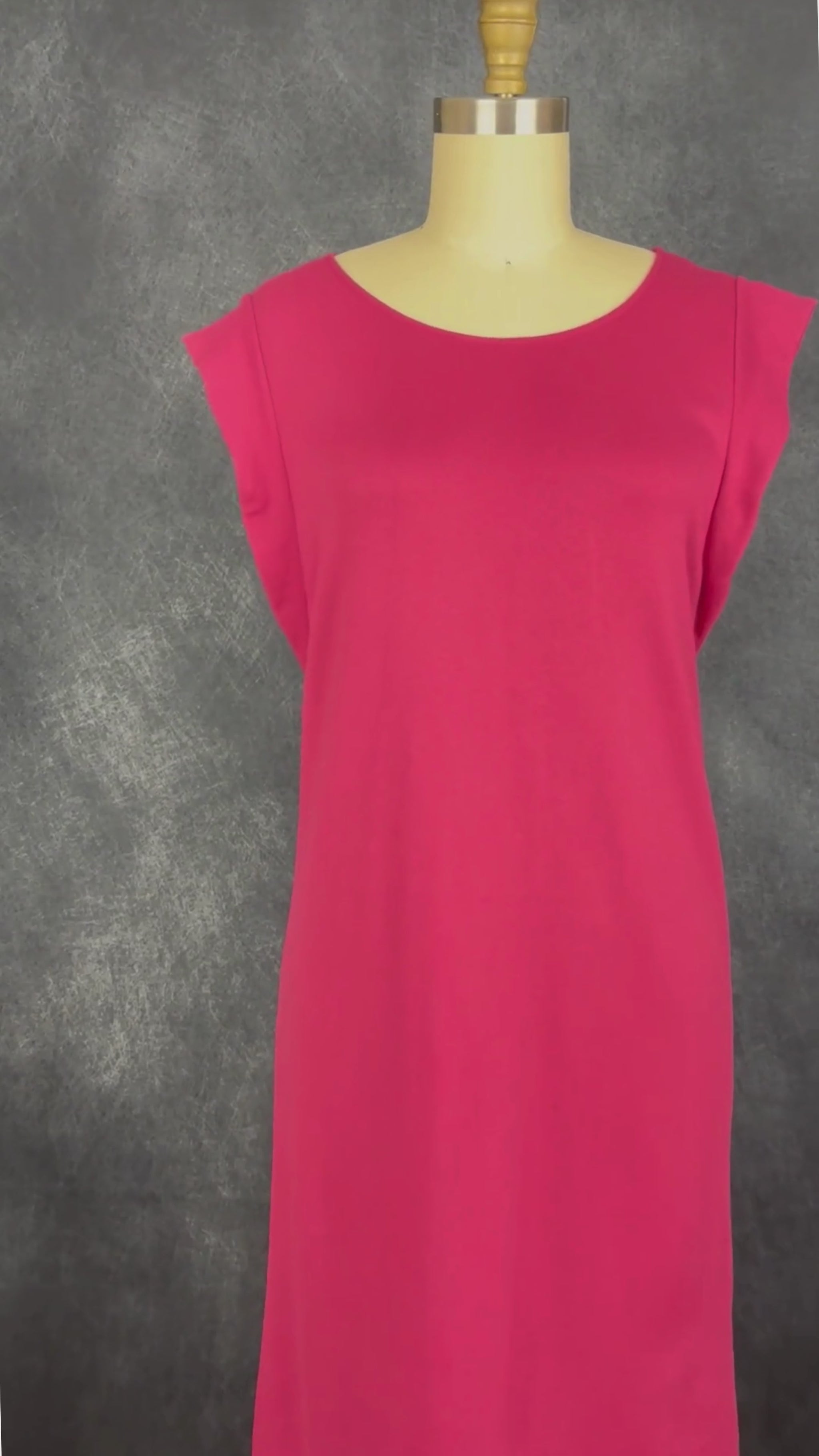 Robe droite rose framboise Massimo Dutti, taille medium (fait plus small). Vue de la vidéo qui présente tous les détails de la robe.