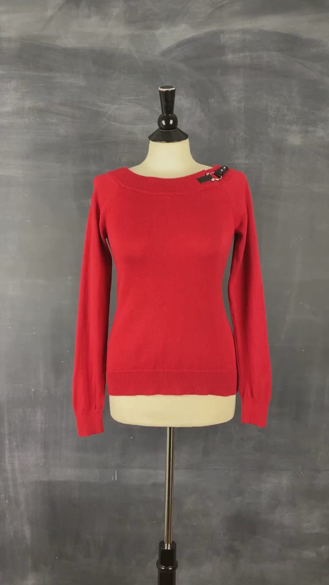 Chandail en tricot rouge col bateau Lauren Ralph Lauren, taille small. Vue de la vidéo qui présente tous les détails du chandail.