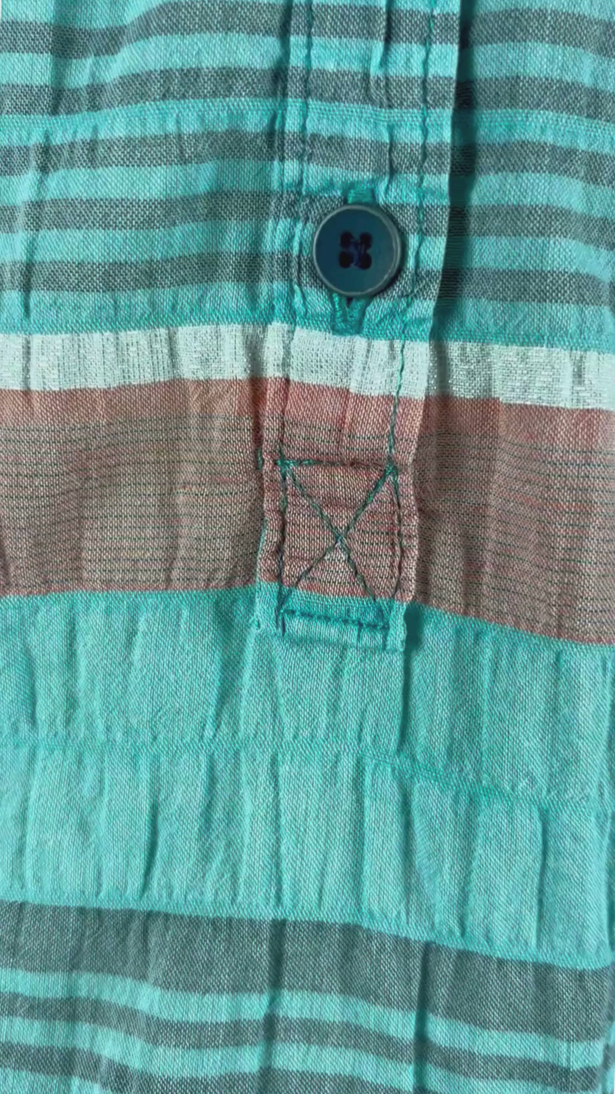 Camisole légère et colorée, tissu d'aspect froissé naturel Woolrich, taille xs. Vue de la vidéo qui présente tous les détails de la camisole et ses agencements.