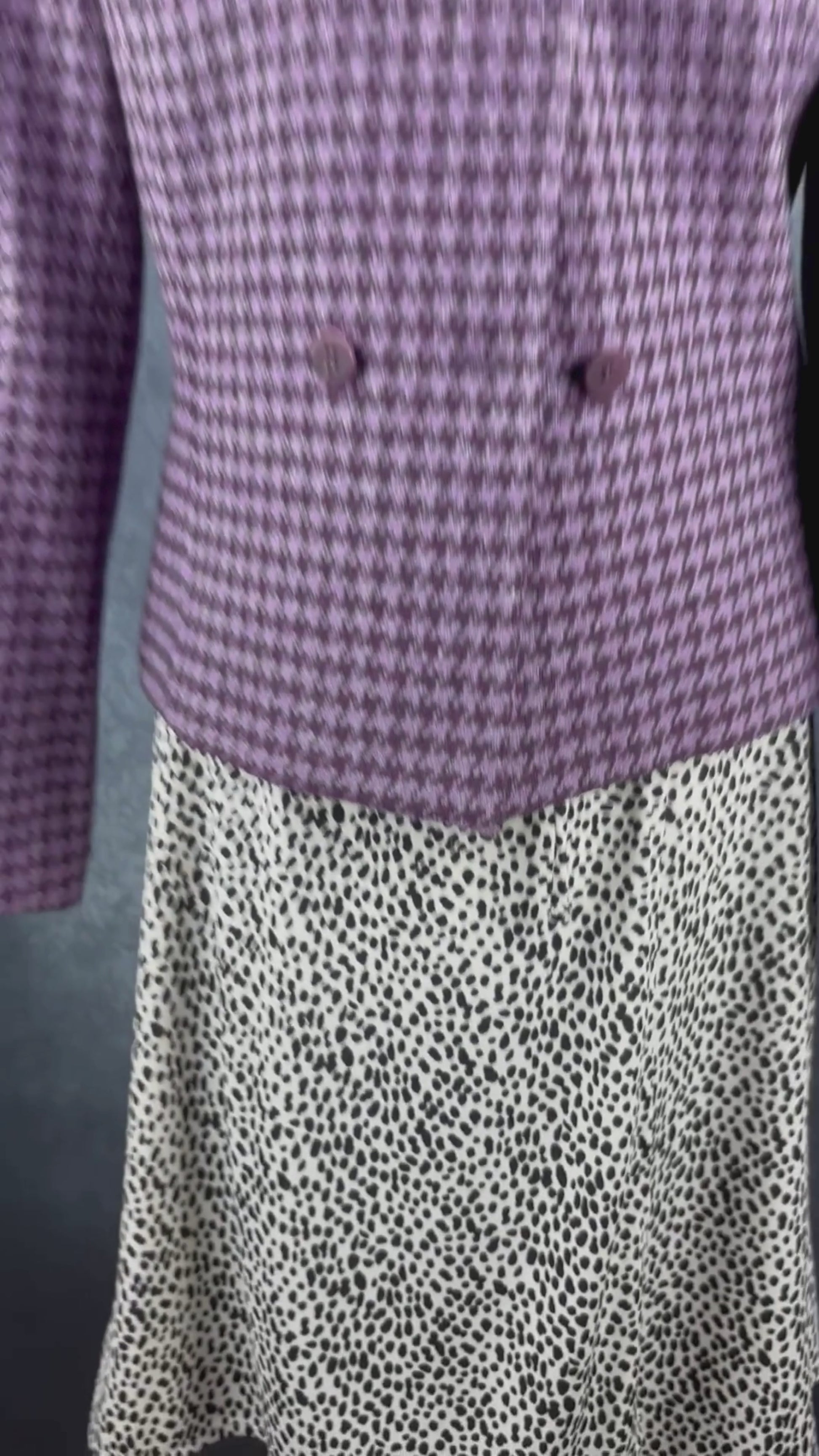 Blazer pied de poule mauve L'officiel, taille 8. Vue de la vidéo qui présente tous les détails du blazer.