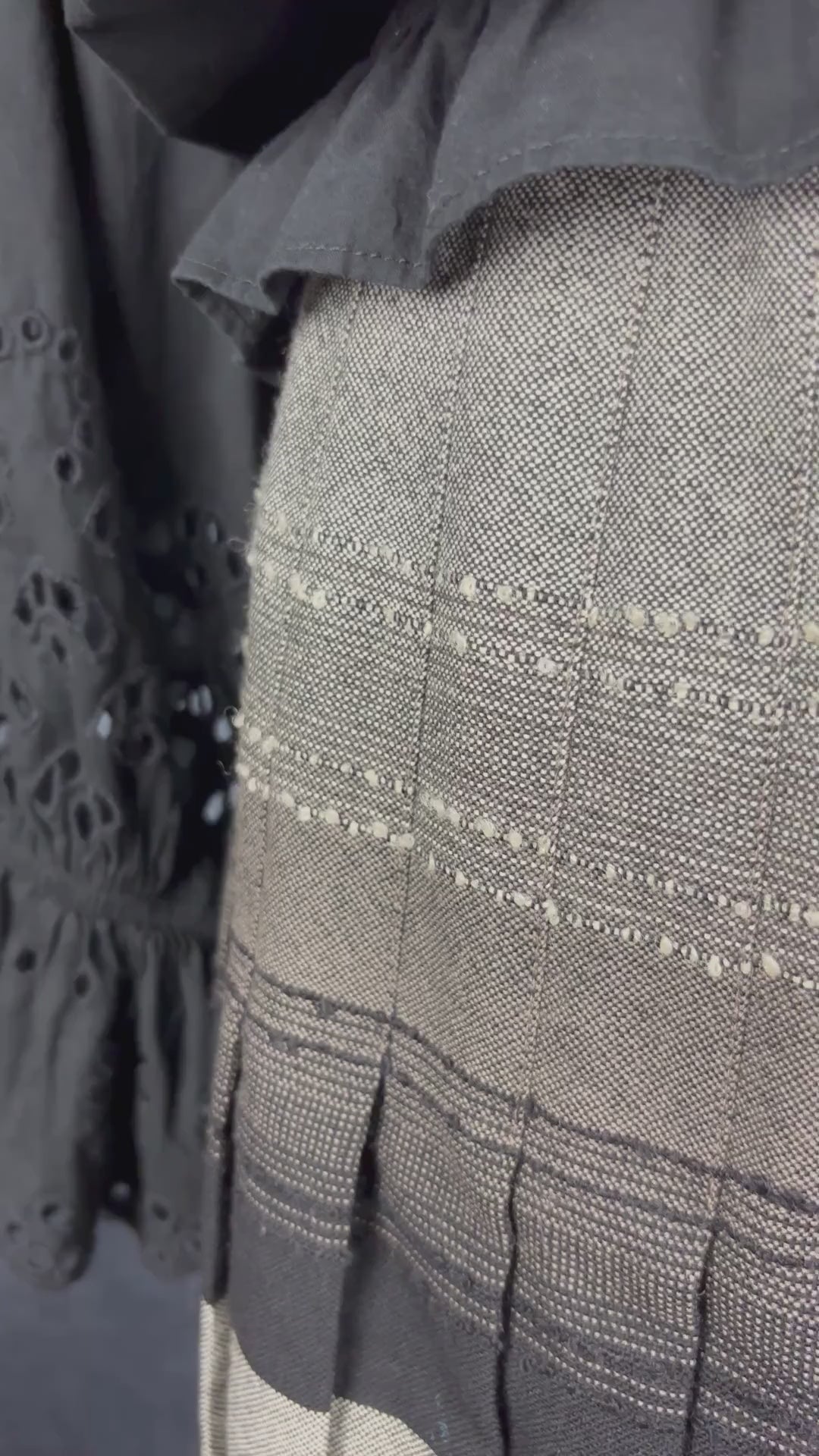 Jupe plissée vintage à carreaux réversible en laine Highland Queen, taille estimée à xs. Vue de la vidéo qui présente tous les détails de la jupe.