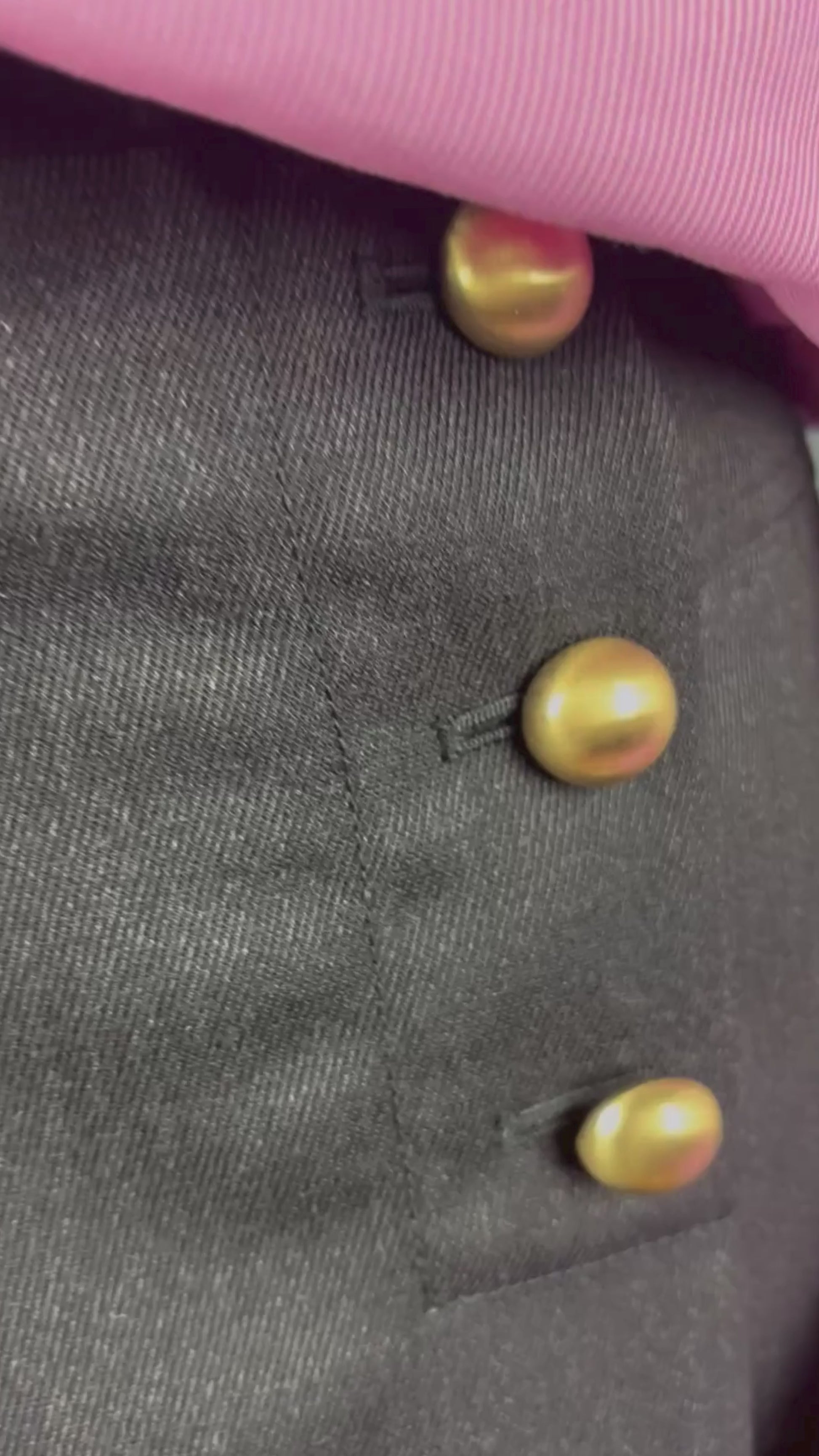 Jupe charcoal avec boutons dorés Club Monaco, taille 6. Vue de la vidéo qui présente tous les détails de la jupe.