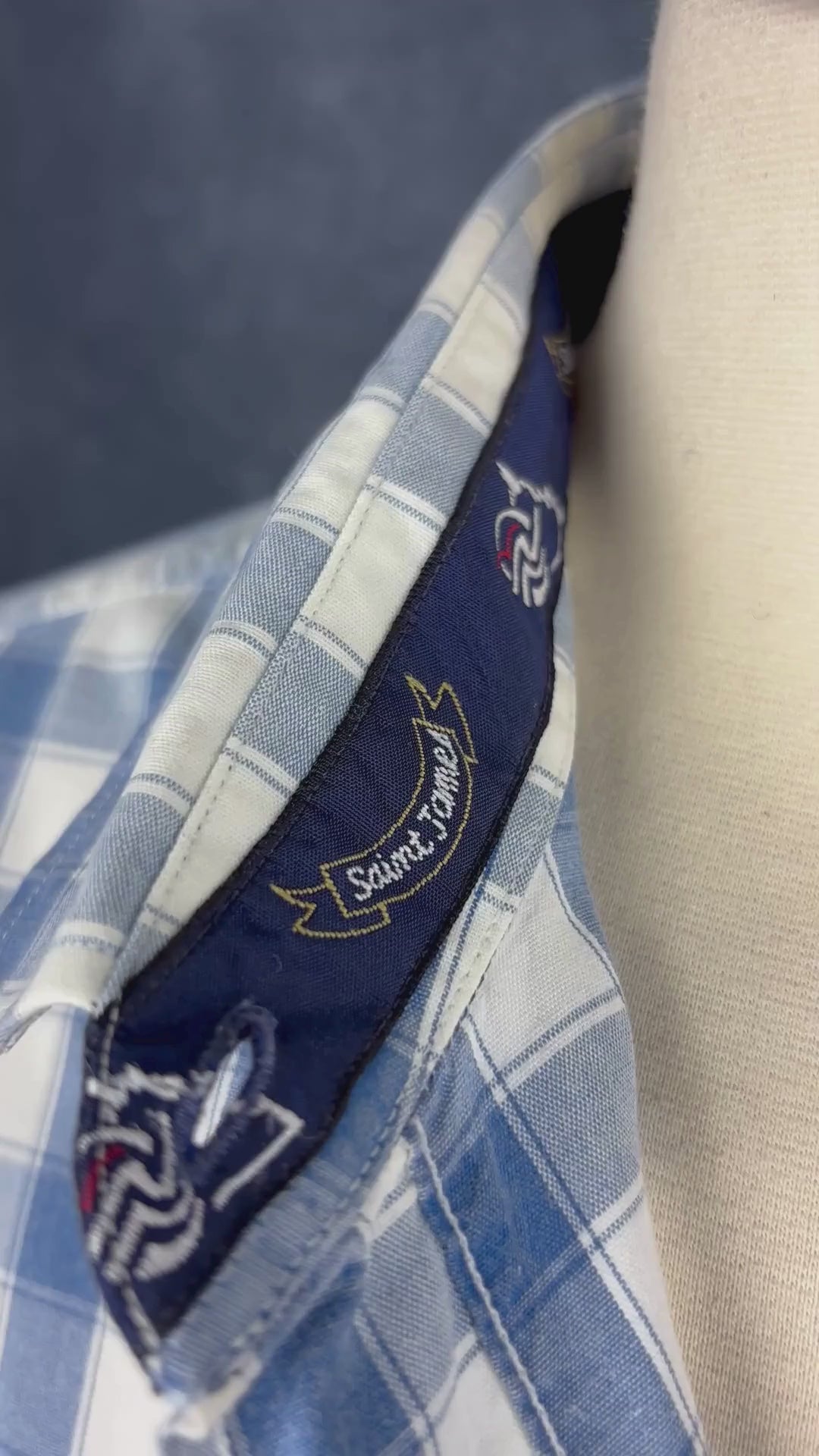 Chemisier à carreaux blanc doux et bleu denim Saint James, taille 48 (l/xl). Vue de la vidéo qui présente tous les détails du chemisier.