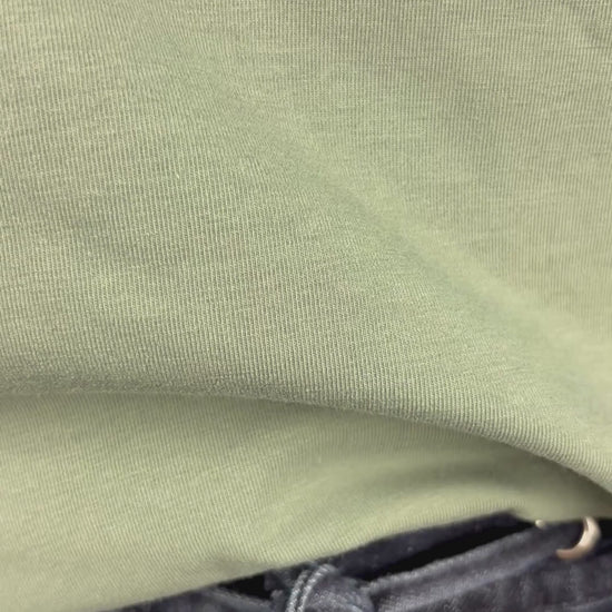 Pantalon style jeans foncé taille élastique Tristan, taille 10. Vue de la vidéo qui présente tous les détails du pantalon.