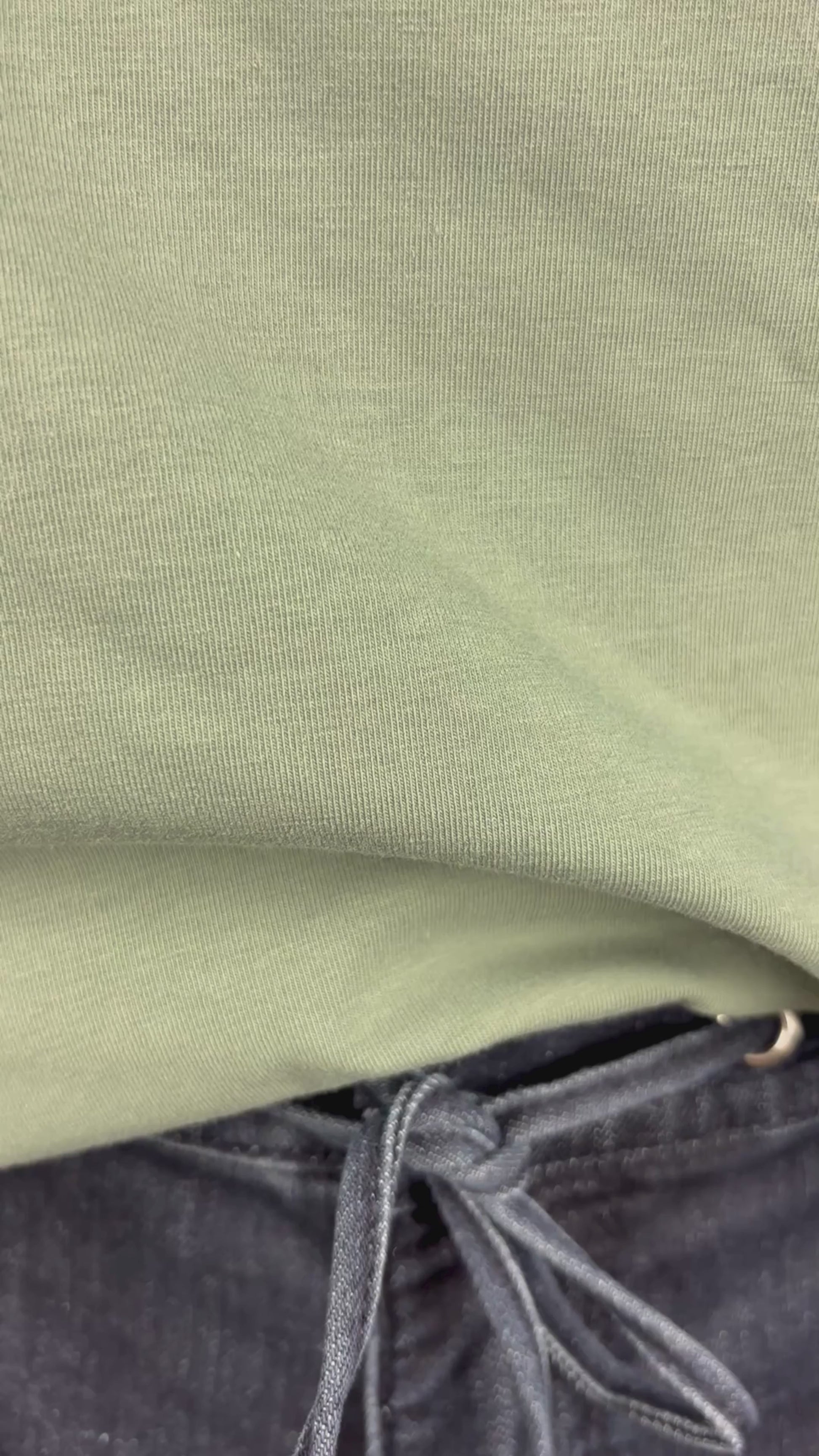 Pantalon style jeans foncé taille élastique Tristan, taille 10. Vue de la vidéo qui présente tous les détails du pantalon.