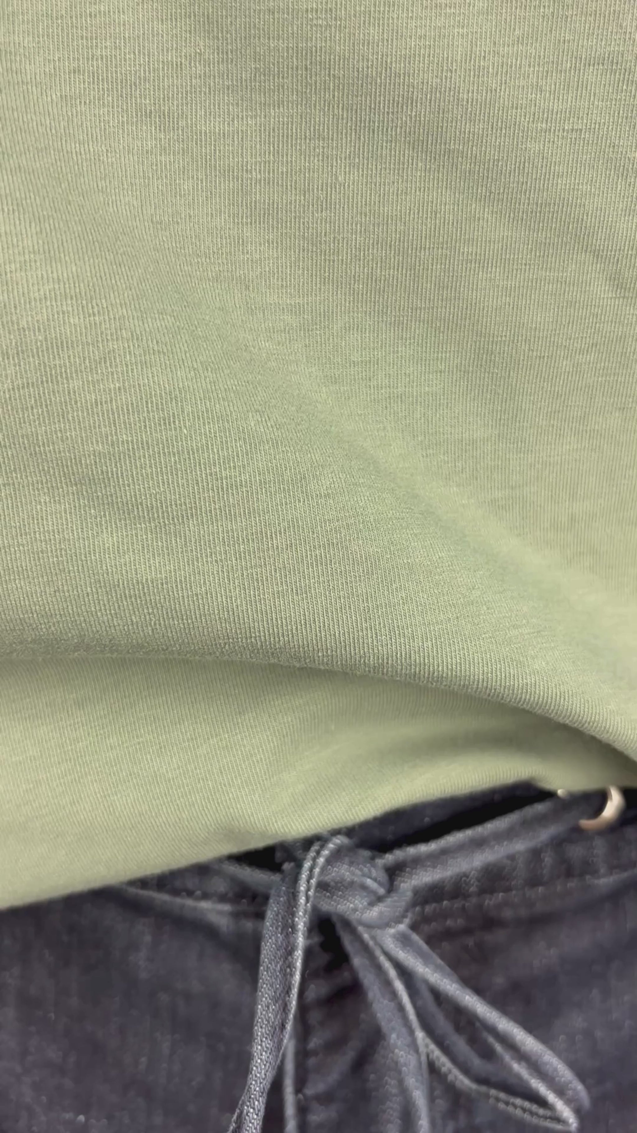 Pantalon style jeans foncé taille élastique Tristan, taille 10. Vue de la vidéo qui présente tous les détails du pantalon.