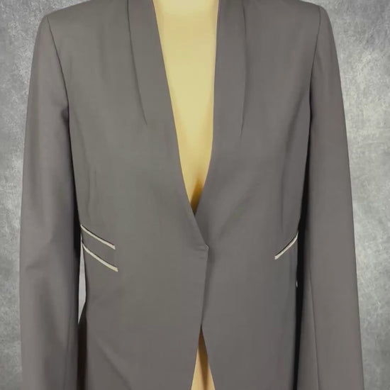 Blazer marine très foncé avec insertion de baguettes scintillantes à la taille Brunello Cucinelli, taille estimée à s/m. Vue de la vidéo qui présente tous les détails de la veste.