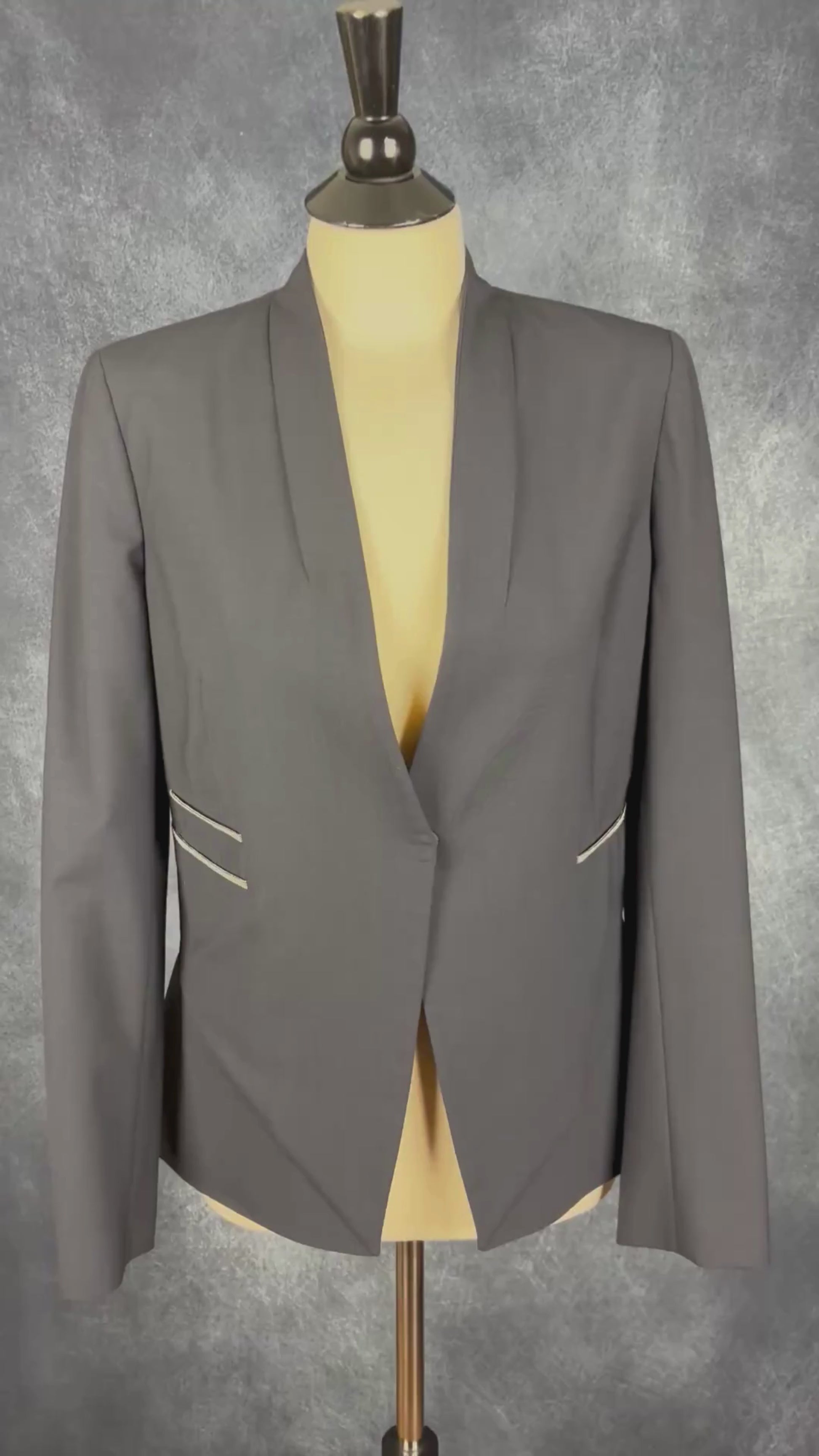 Blazer marine très foncé avec insertion de baguettes scintillantes à la taille Brunello Cucinelli, taille estimée à s/m. Vue de la vidéo qui présente tous les détails de la veste.