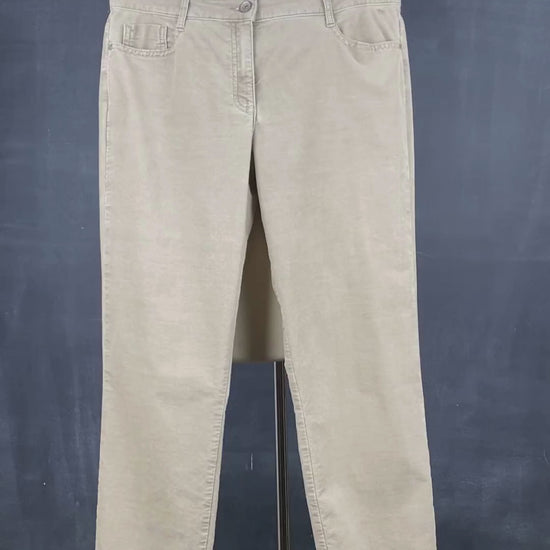 Pantalon en fin velours côtelé beige Brax, taille 31. Vue de la vidéo qui présente tous les détails du pantalon.