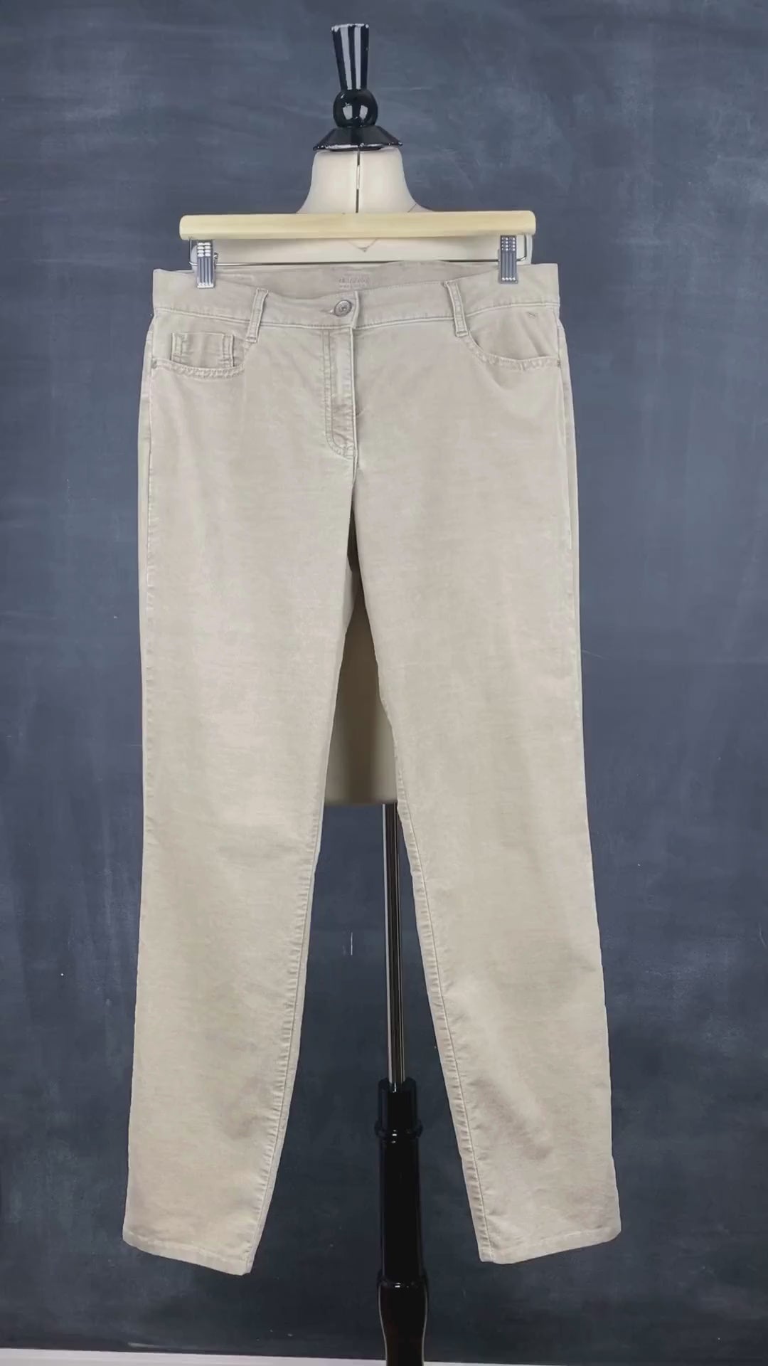 Pantalon en fin velours côtelé beige Brax, taille 31. Vue de la vidéo qui présente tous les détails du pantalon.