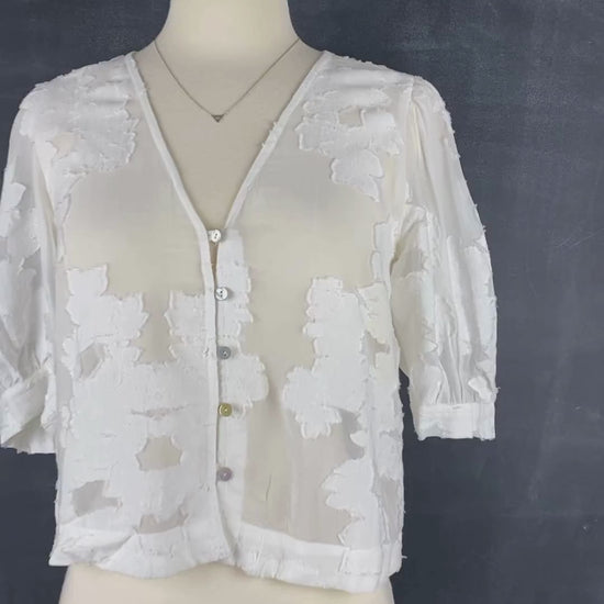 Blouse florale ton sur ton  crème Wilfred, taille xs. Vue de la vidéo qui présente tous les détails de la blouse.