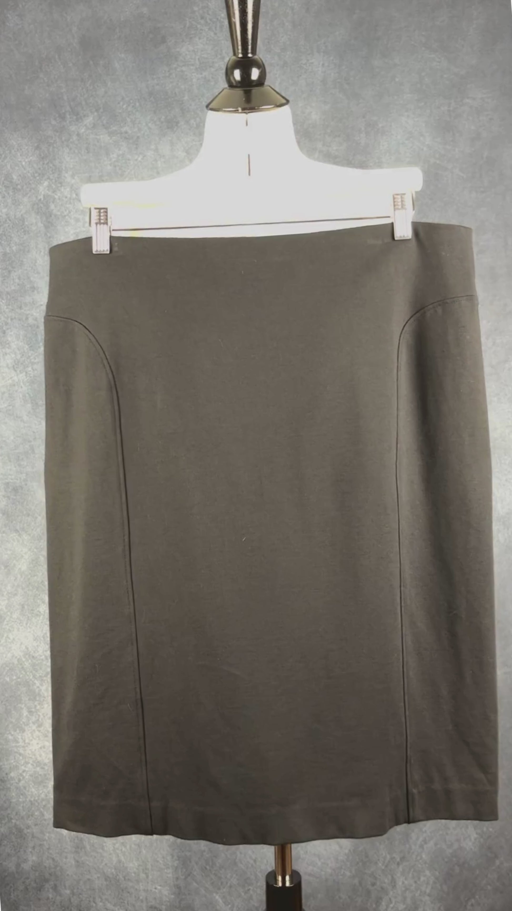 Jupe noire simple parfaite pour voyager Tilley, taille 14. Vue de la vidéo qui présente tous les détails de la jupe.