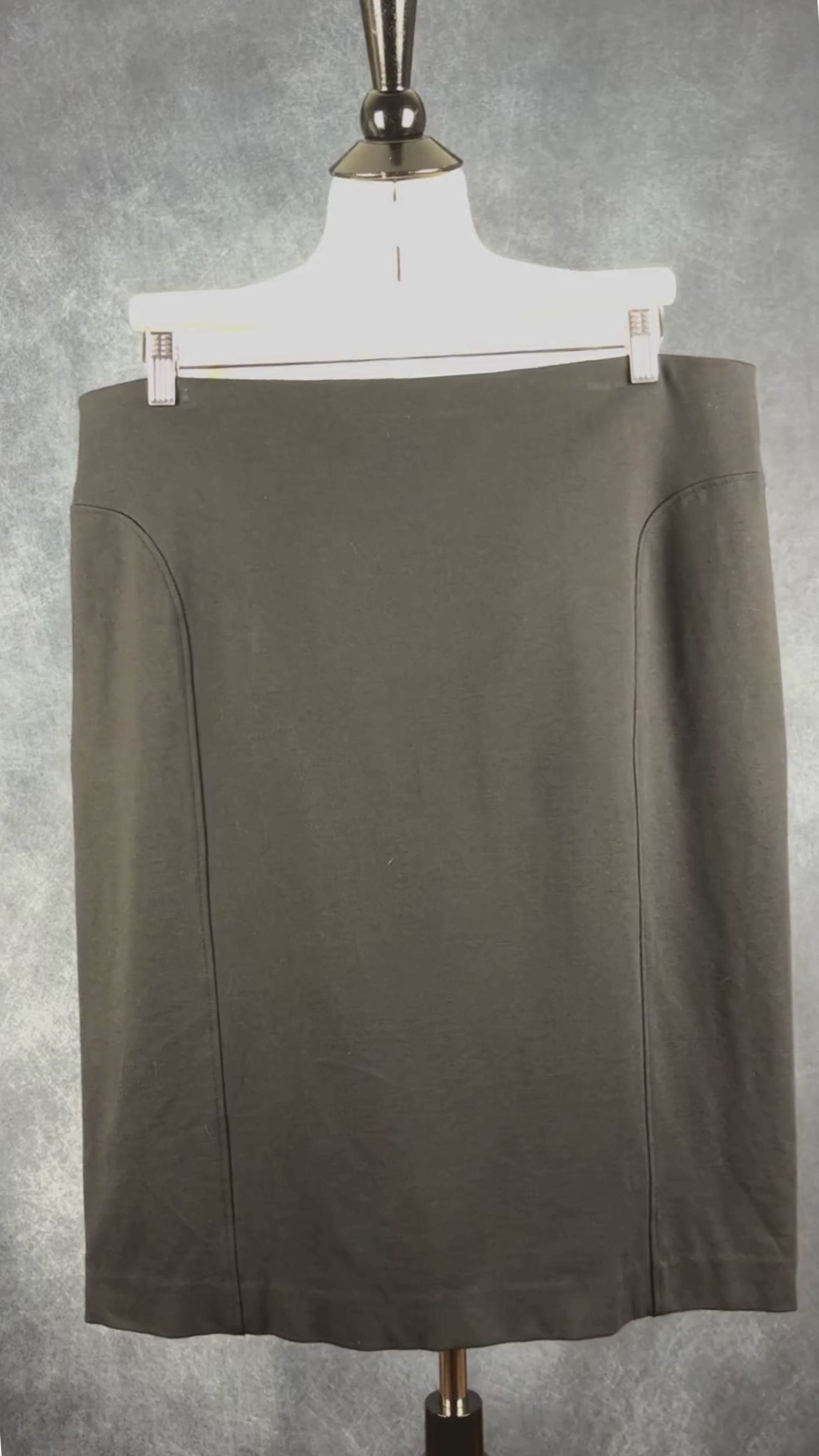 Jupe noire simple parfaite pour voyager Tilley, taille 14. Vue de la vidéo qui présente tous les détails de la jupe.