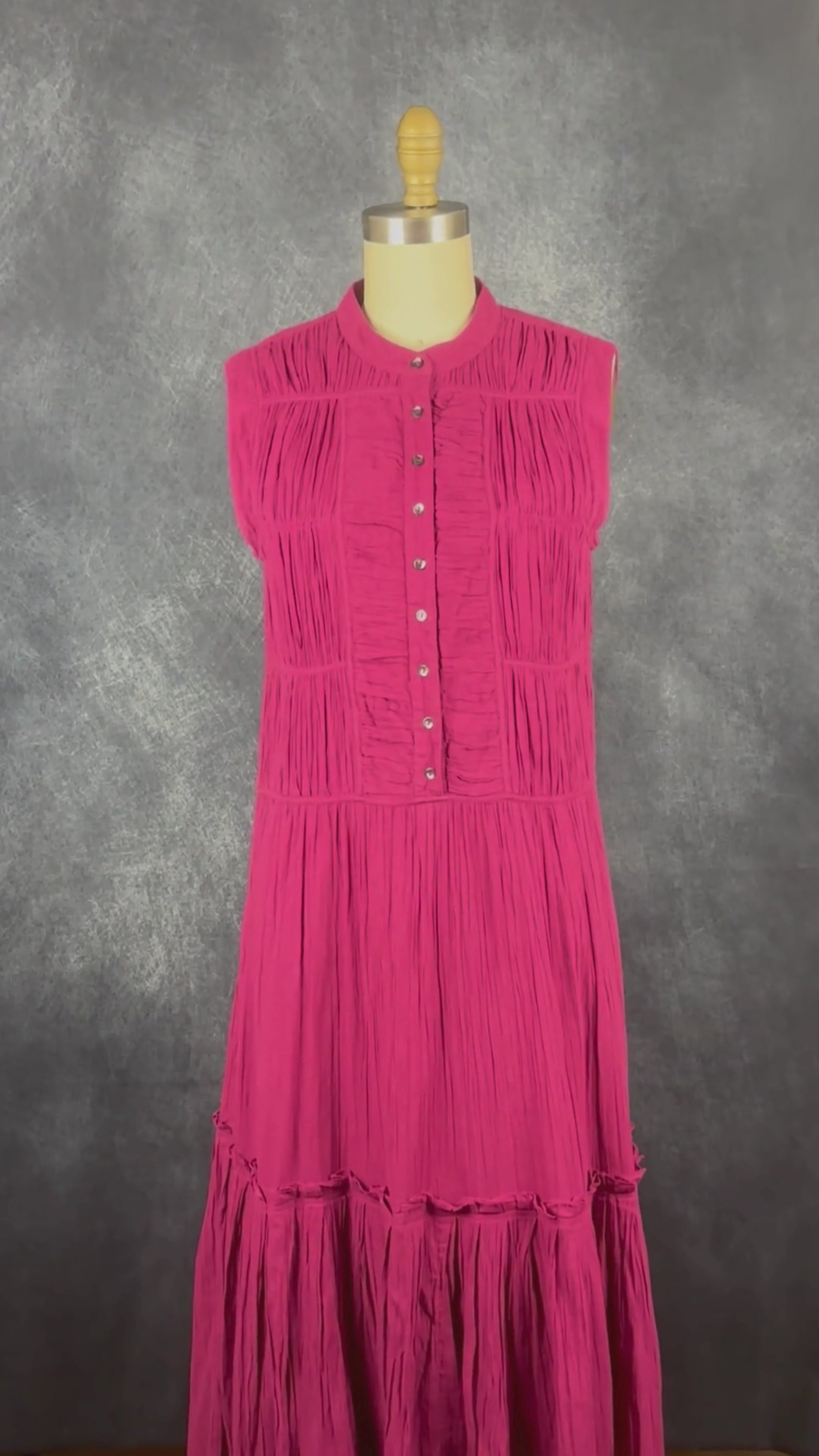 Robe longue finement plissée rose framboise Joie, taille small. Vue de la vidéo qui présente tous les détails de la robe.