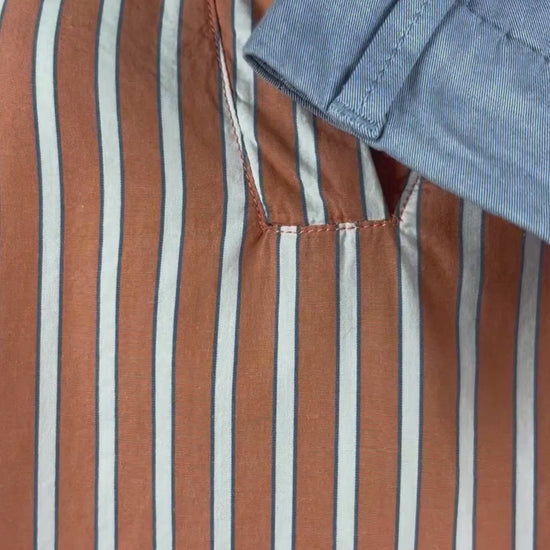 Blouse ample à rayures pêche, blanc crème et bleu gris Woolworths, taille xs. Vue de la vidéo qui présente tous les détails de la blouse.
