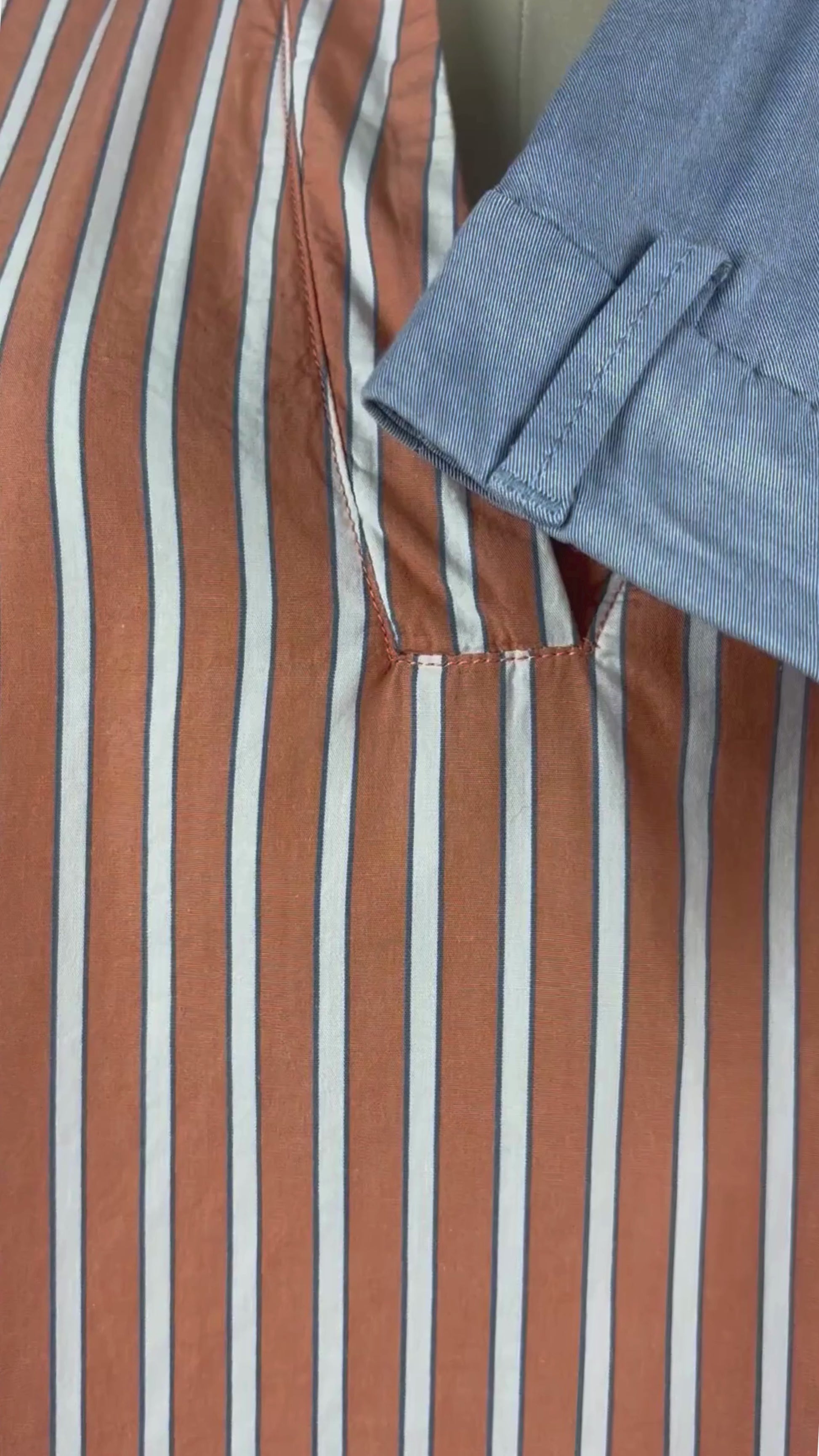 Blouse ample à rayures pêche, blanc crème et bleu gris Woolworths, taille xs. Vue de la vidéo qui présente tous les détails de la blouse.