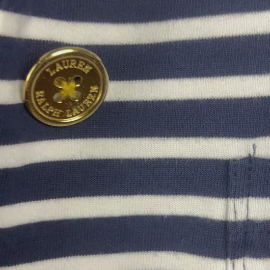 Blazer à rayures décontractées et boutons dorés Lauren Ralph Lauren petite, taille small. Vue de la vidéo qui présente tous les détails du blazer.