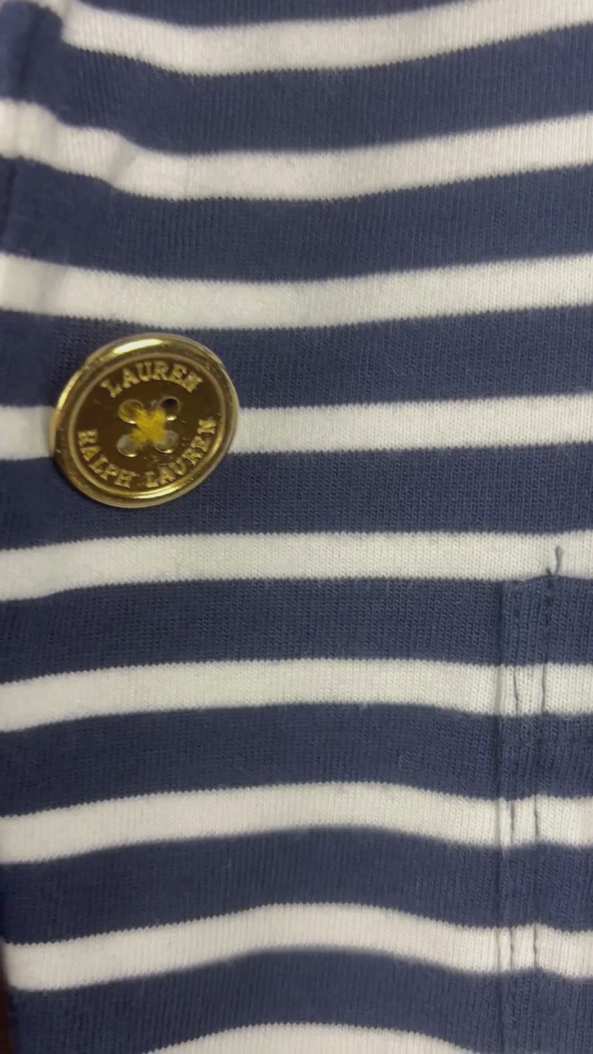 Blazer à rayures décontractées et boutons dorés Lauren Ralph Lauren petite, taille small. Vue de la vidéo qui présente tous les détails du blazer.