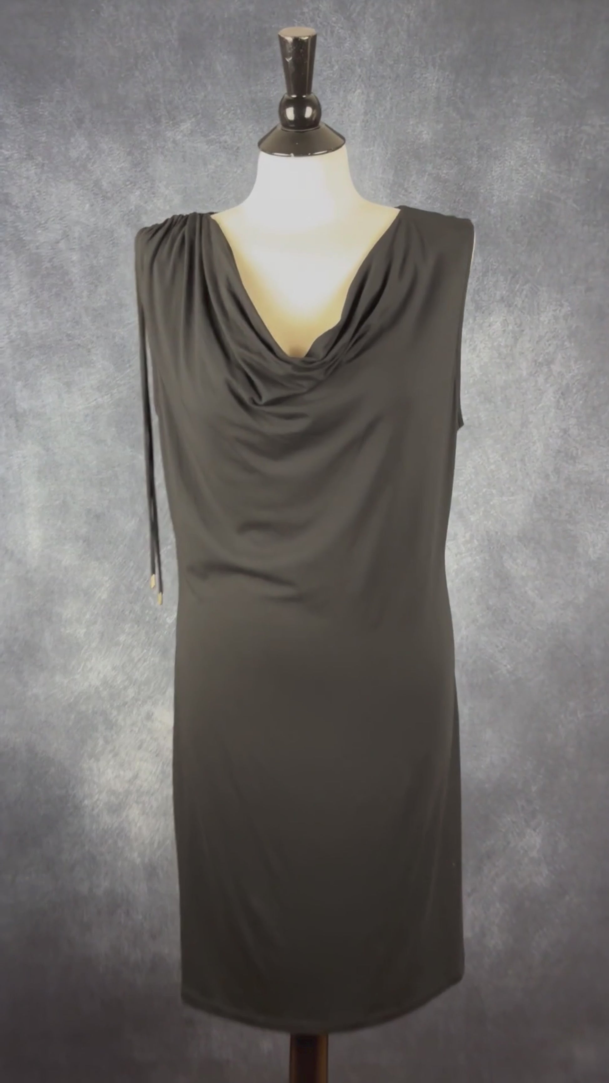 Robe noire en jersey épaule plissée InWear, taille xl. Vue de la vidéo qui présente tous les détails de la robe.