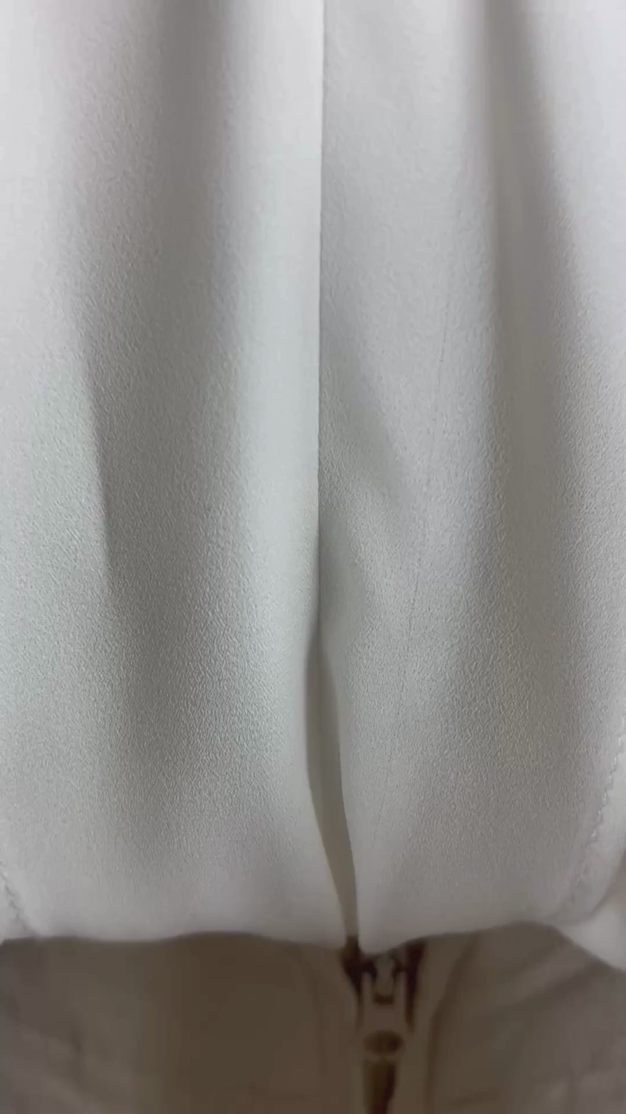 Blouse crème bi-matière à volant central Olsen, taille medium. Vue de la vidéo qui présente tous les détails de la blouse.