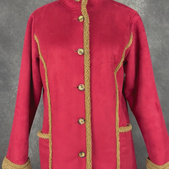 Manteau rouge style suède avec doublure en sherpa taupe L.L.Bean, taille small. Vue de la vidéo qui présente tous les détails du manteau.