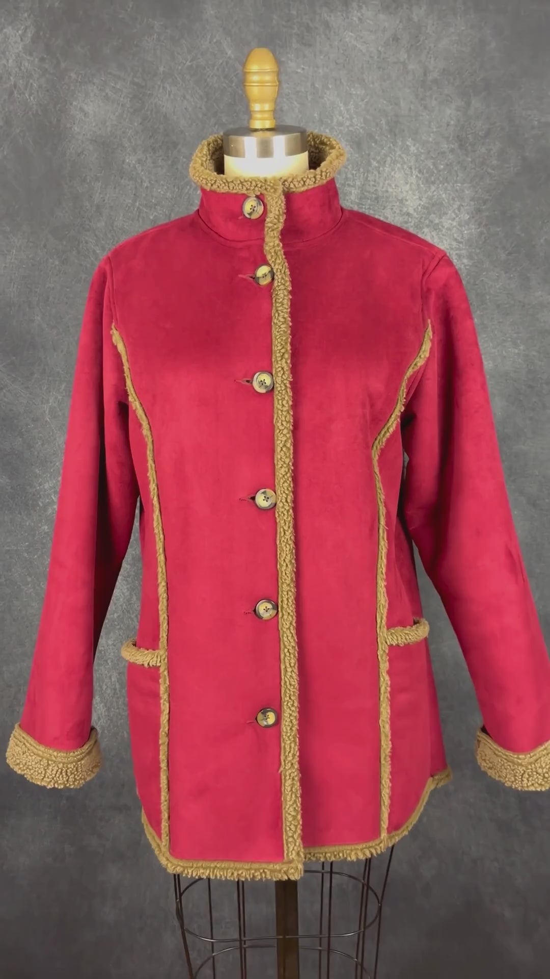 Manteau rouge style suède avec doublure en sherpa taupe L.L.Bean, taille small. Vue de la vidéo qui présente tous les détails du manteau.