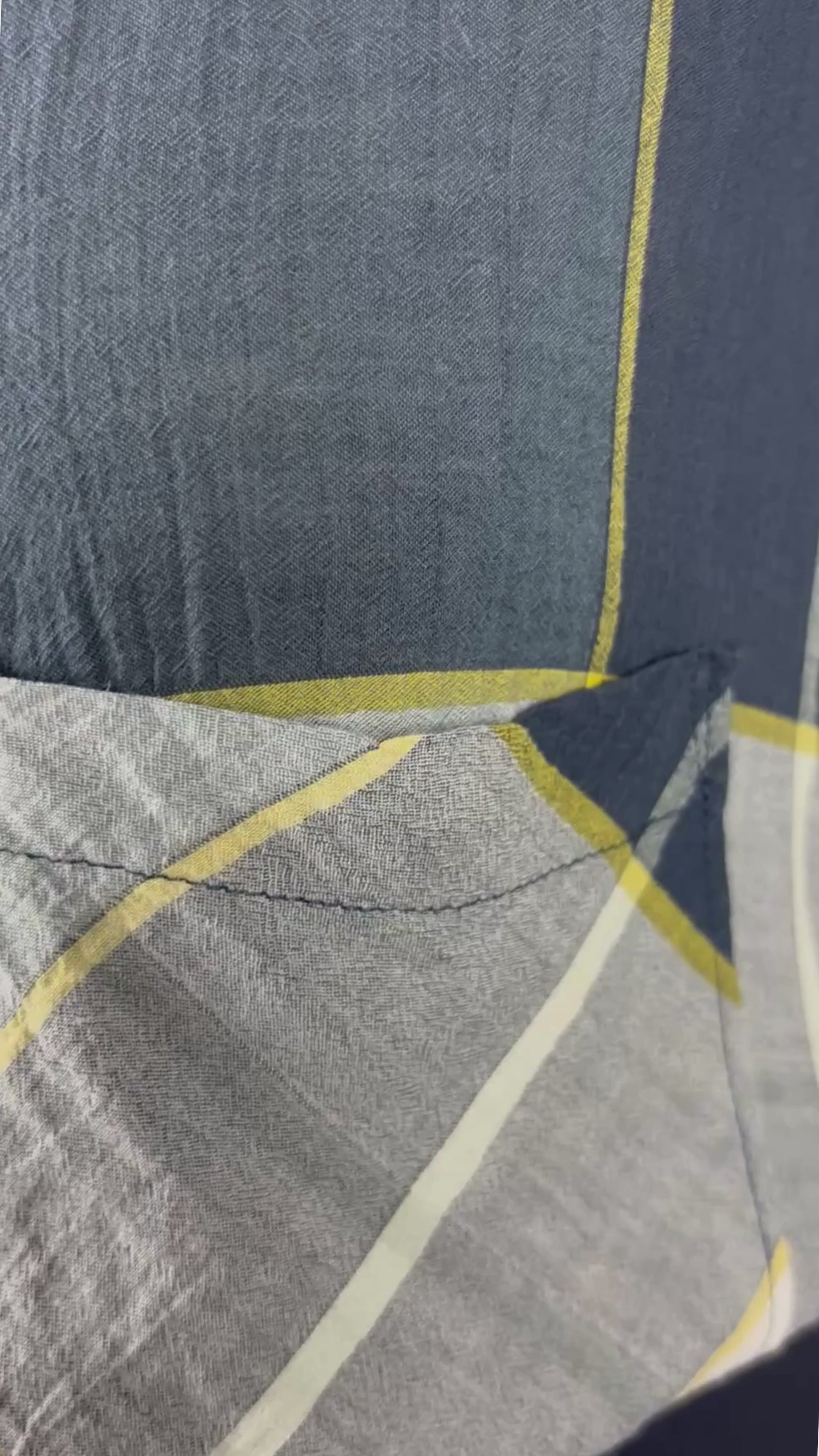 Chandail long et léger à grands carreaux Woolrich, taille small (fait grand). Vue de la vidéo qui présente tous les détails du chandail.