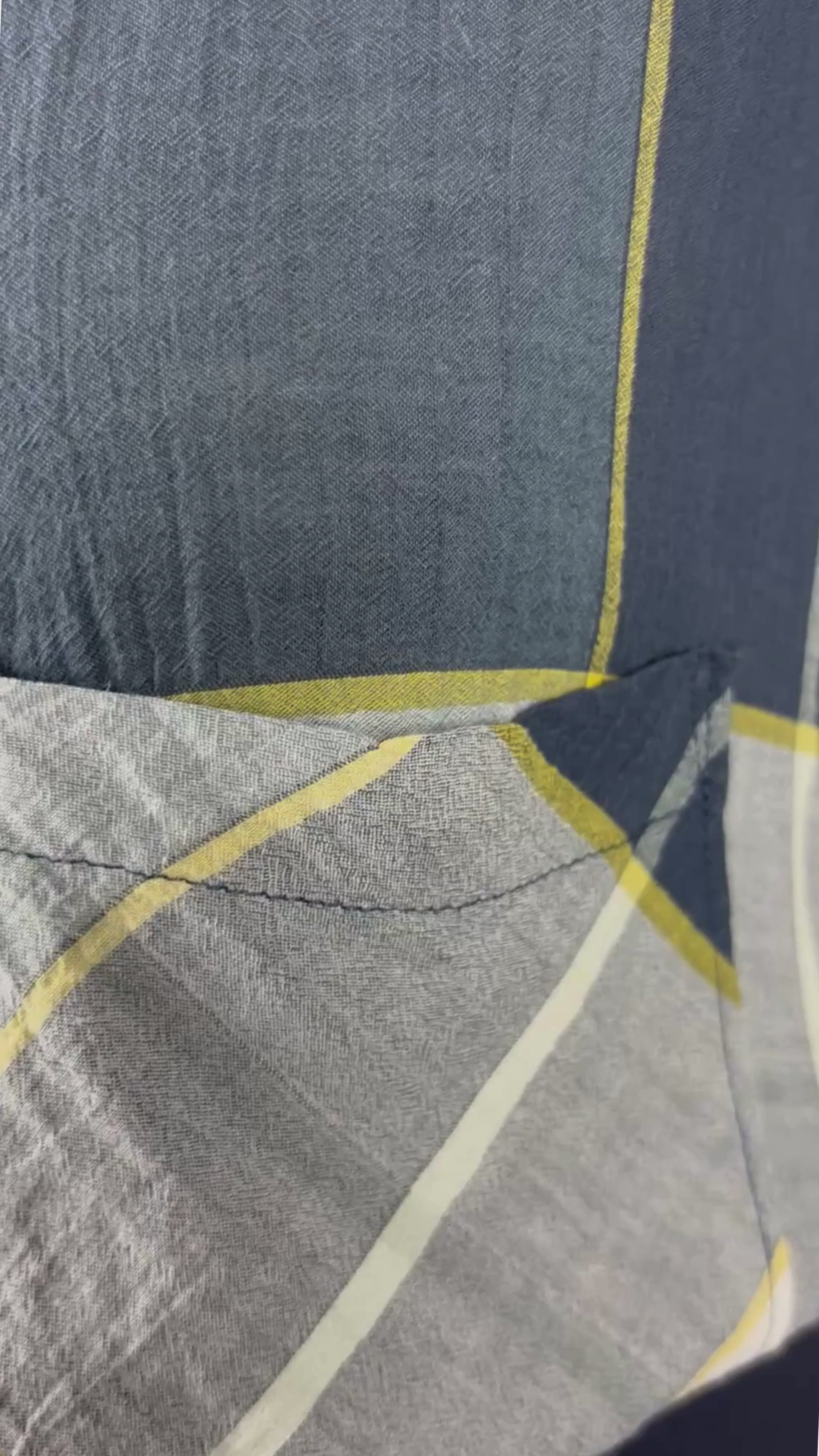 Chandail long et léger à grands carreaux Woolrich, taille small (fait grand). Vue de la vidéo qui présente tous les détails du chandail.