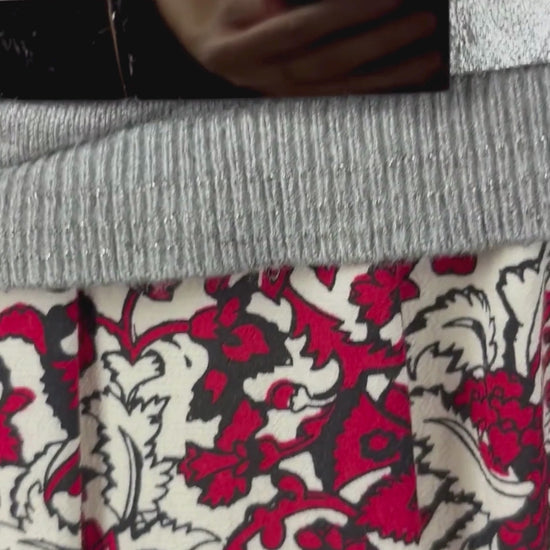 Chandail en fin tricot gris chiné avec insertions de cristaux en forme de lettres de l'alphabet au bas des manches Leo & Ugo, taille 4 (large). Vue de la vidéo qui présente tous les détails du chandail.