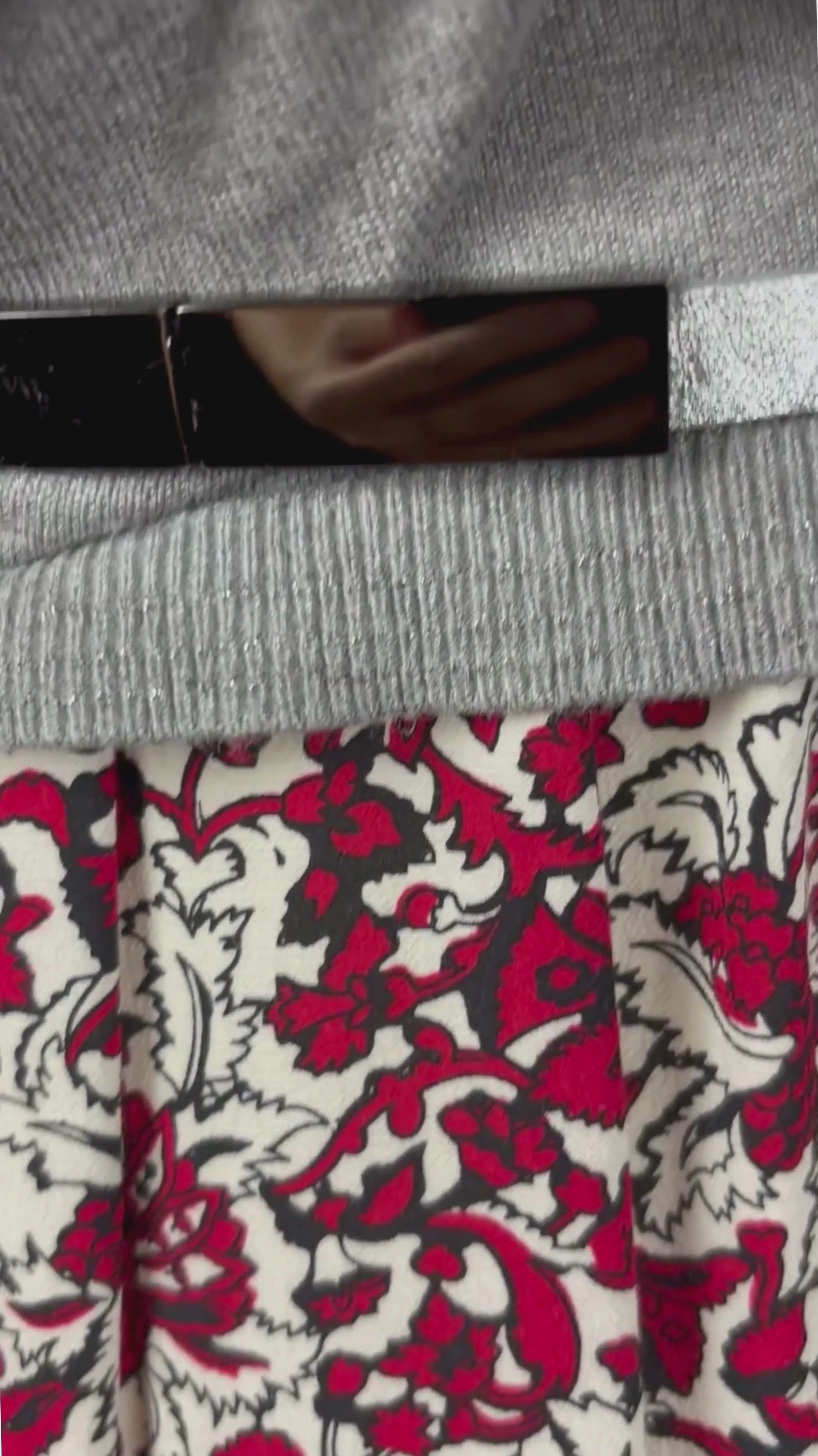 Chandail en fin tricot gris chiné avec insertions de cristaux en forme de lettres de l'alphabet au bas des manches Leo & Ugo, taille 4 (large). Vue de la vidéo qui présente tous les détails du chandail.