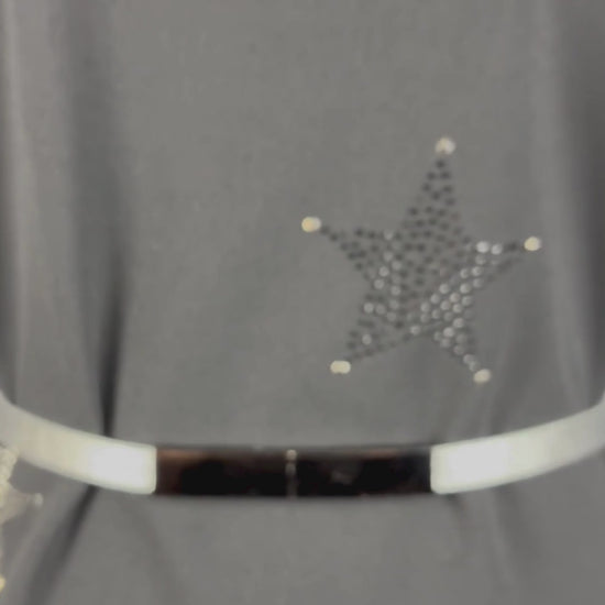 Robe noire étoiles scintillantes Imperial, taille small. Vue de la vidéo qui présente tous les détails de la robe.