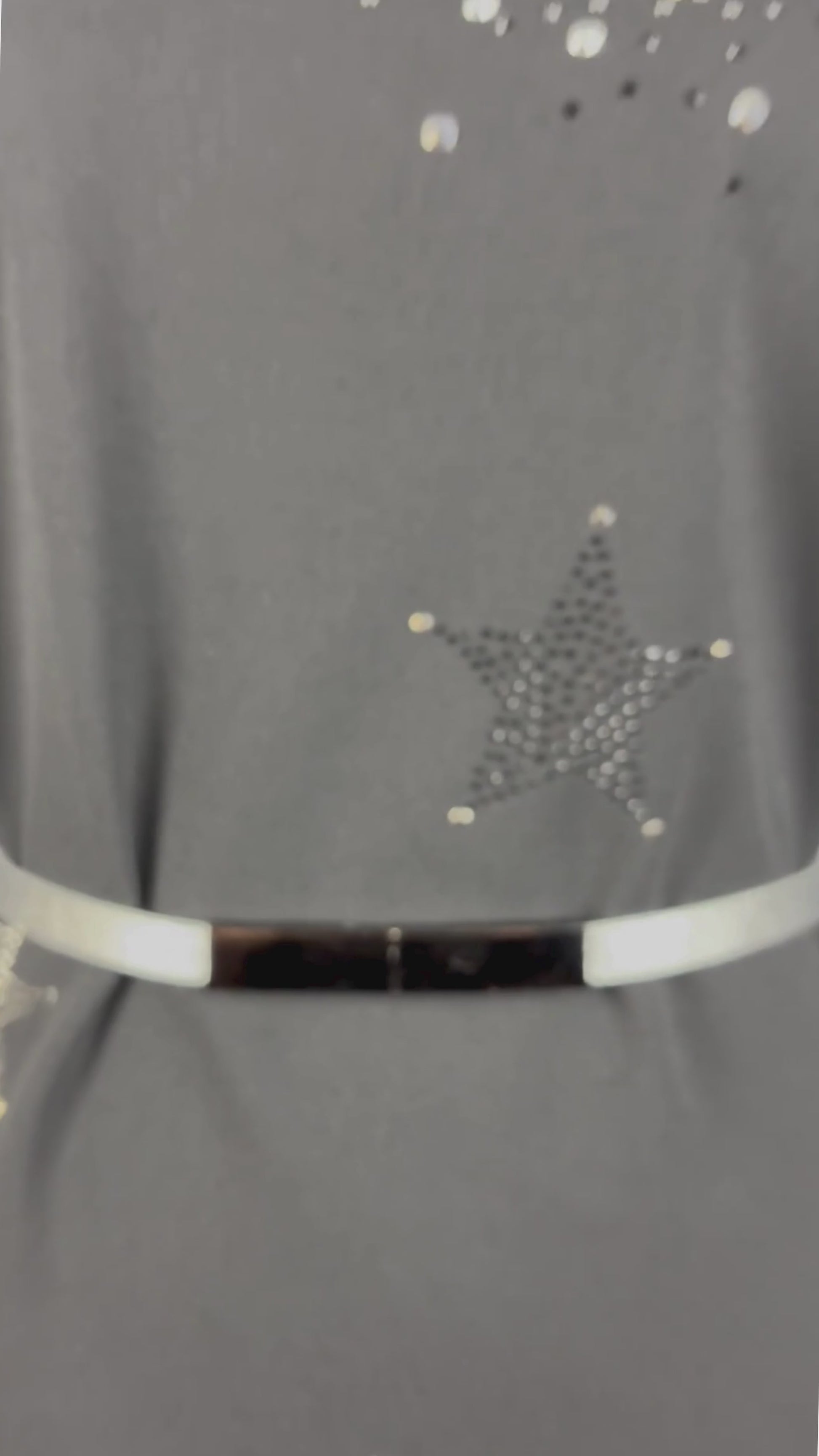 Robe noire étoiles scintillantes Imperial, taille small. Vue de la vidéo qui présente tous les détails de la robe.