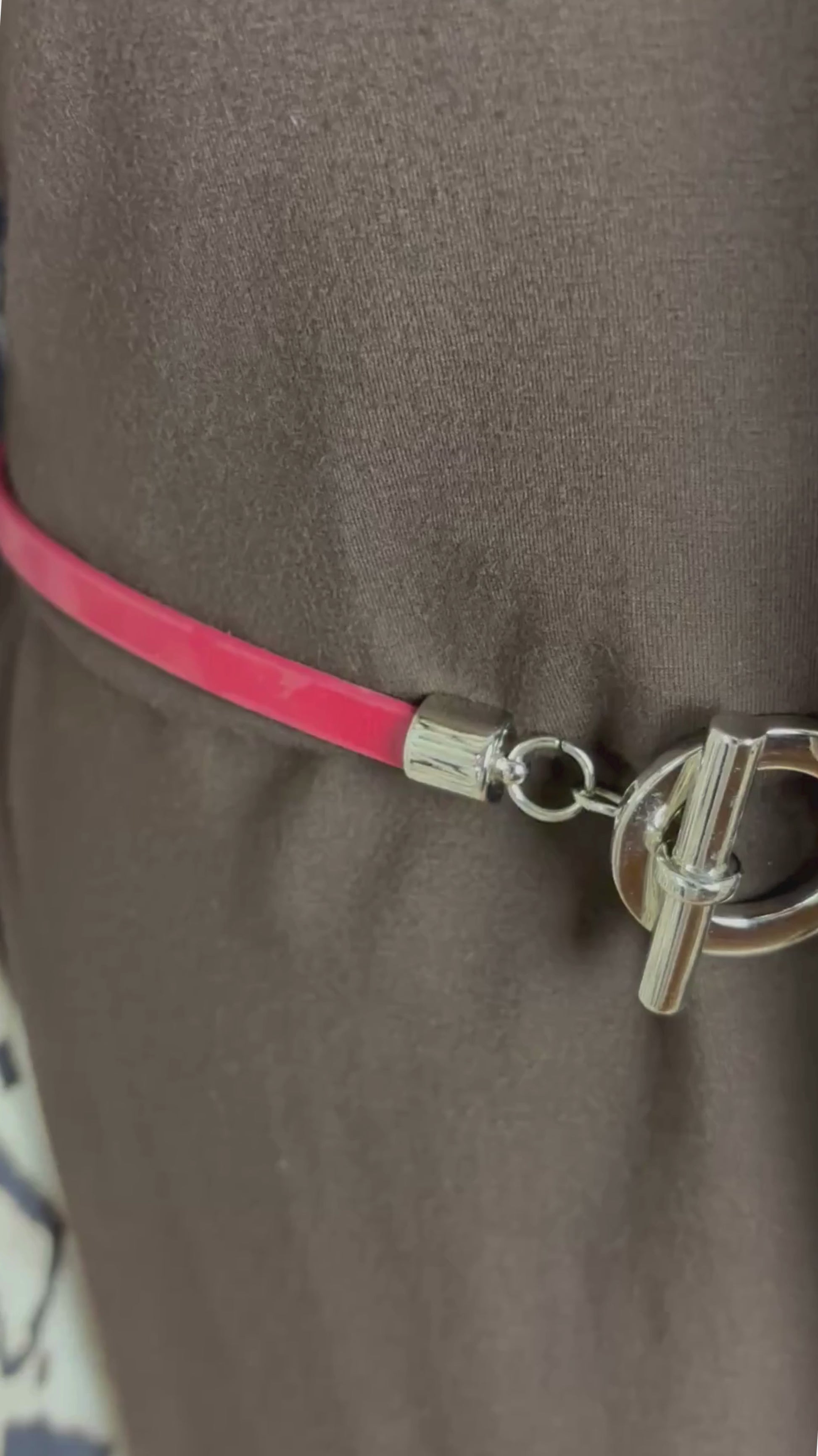 Robe chemisier en soie à motifs animaliers Diane von Furstenberg, taille 10. Vue de la vidéo qui présente tous les détails de la robe.