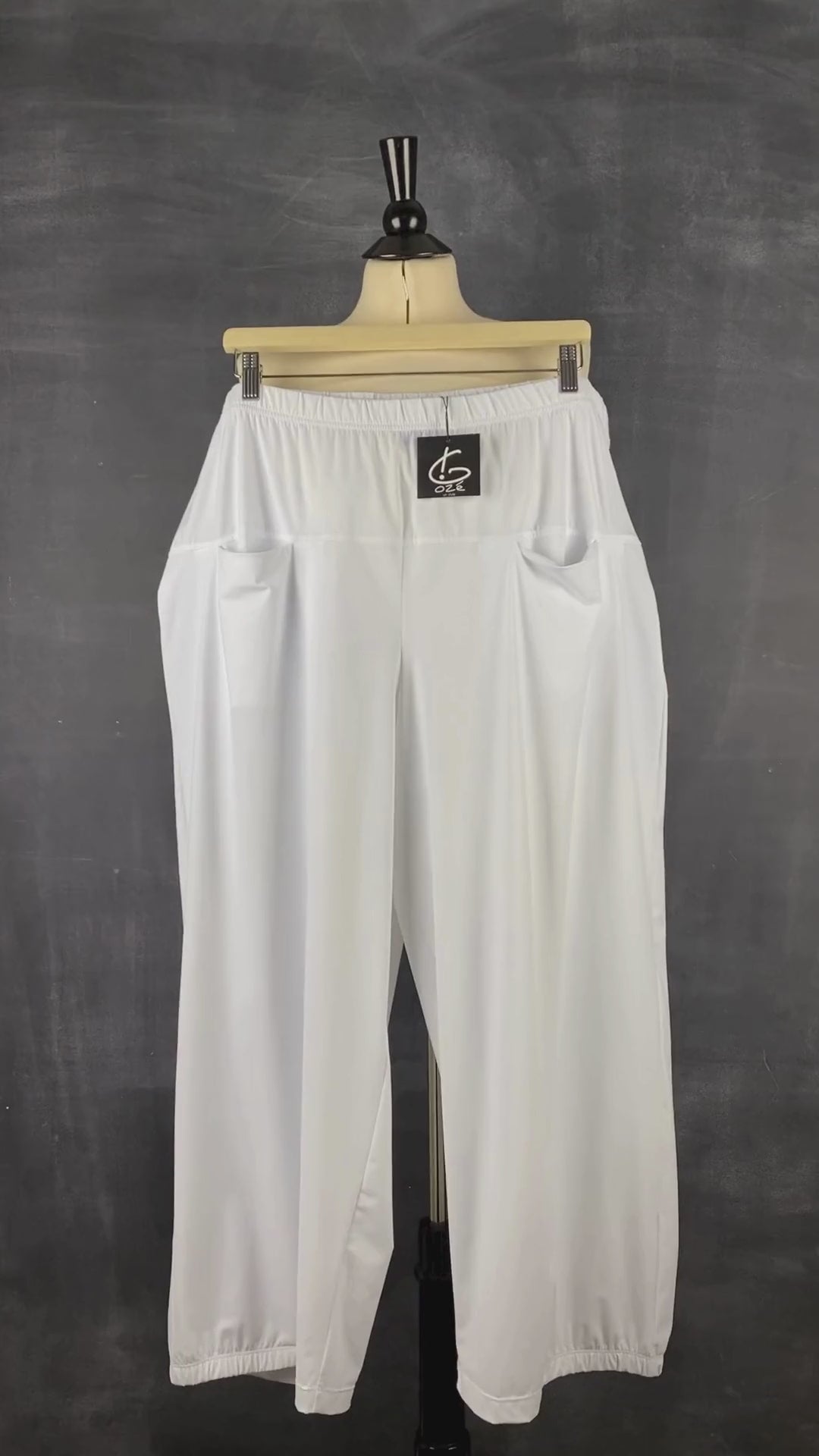 Pantalon blanc à jambe large G!ozé, taille 5xl. Vue de la vidéo qui présente tous les détails du pantalon.