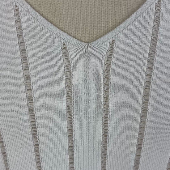 Chandail fin tricot blanc crème avec clous décoratifs à l'ourlet Joseph Ribkoff, taille xxl. Vue de la vidéo qui présente tous les détails du chandail.