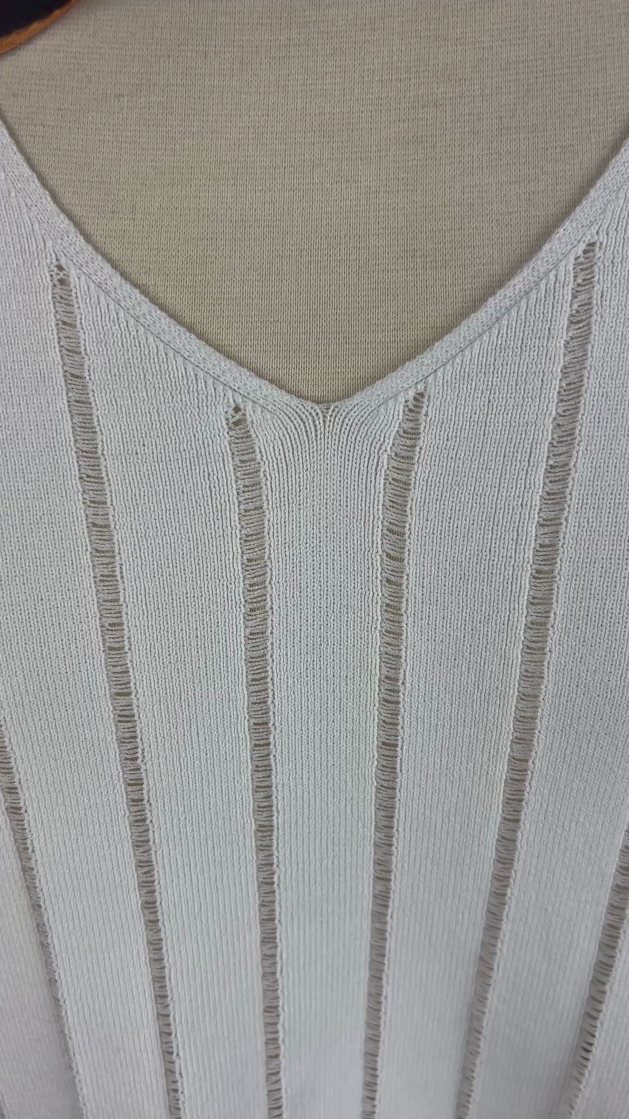Chandail fin tricot blanc crème avec clous décoratifs à l'ourlet Joseph Ribkoff, taille xxl. Vue de la vidéo qui présente tous les détails du chandail.