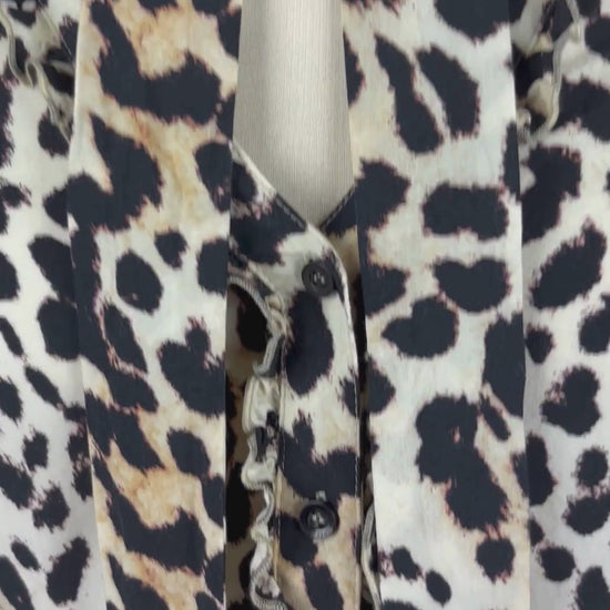 Blouse léopard à encolure lavallière et frisons de chaque côté de la boutonnière, Marc Aurel, taille 46 (l/xl). Vue de la vidéo qui présente tous les détails de la blouse.