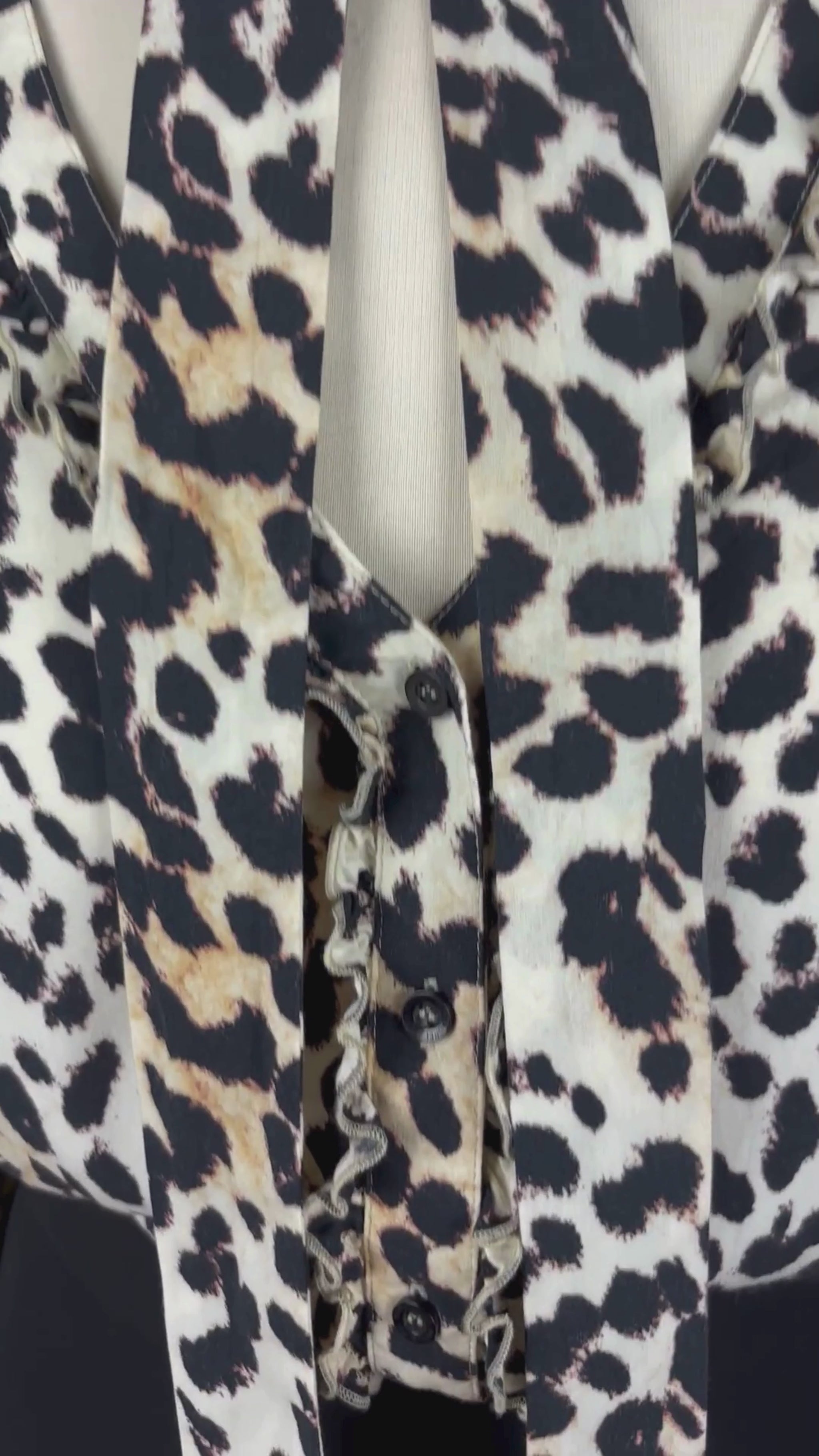 Blouse léopard à encolure lavallière et frisons de chaque côté de la boutonnière, Marc Aurel, taille 46 (l/xl). Vue de la vidéo qui présente tous les détails de la blouse.